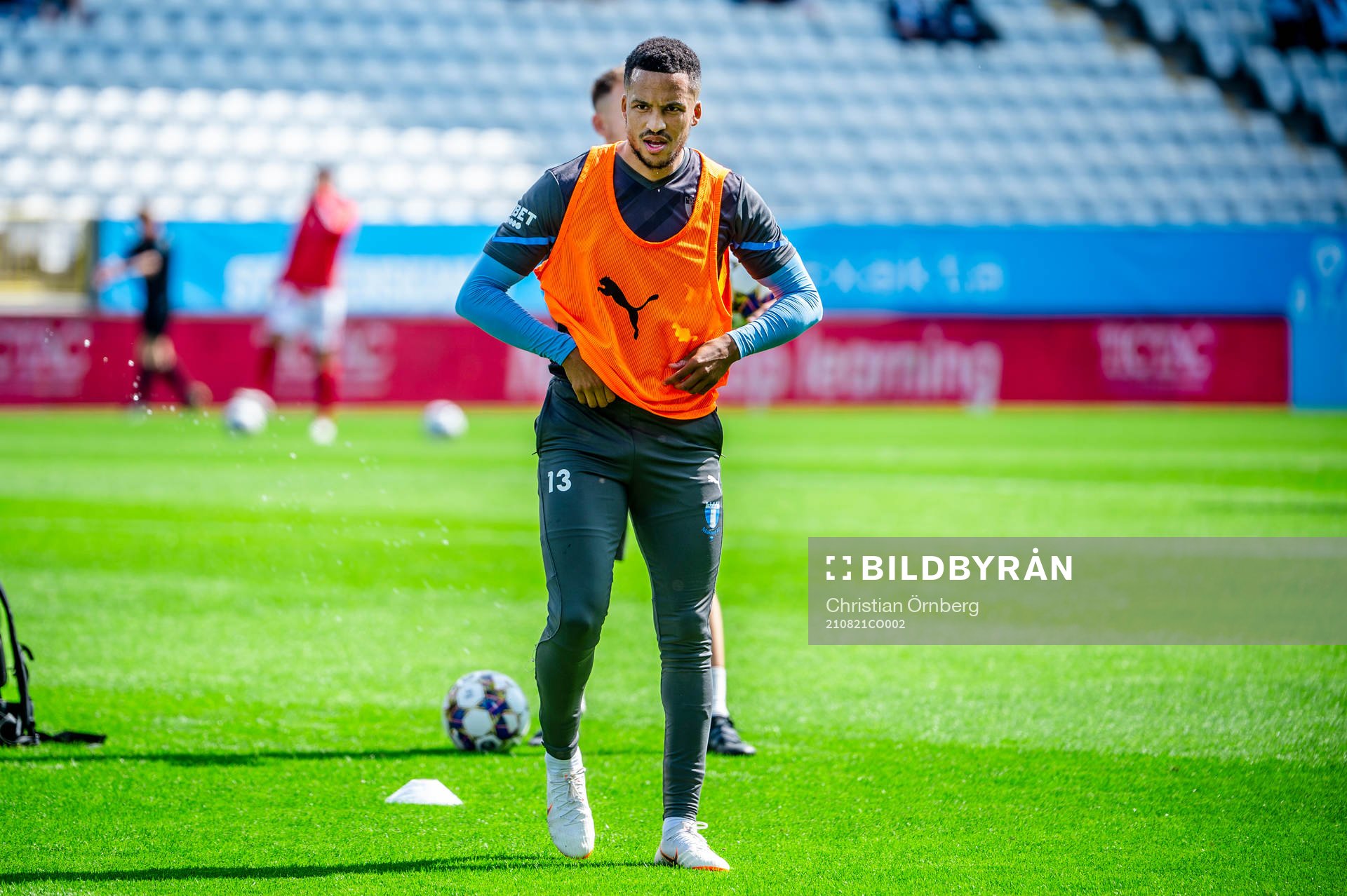 Malmö FFs Martin Olsson värmer upp