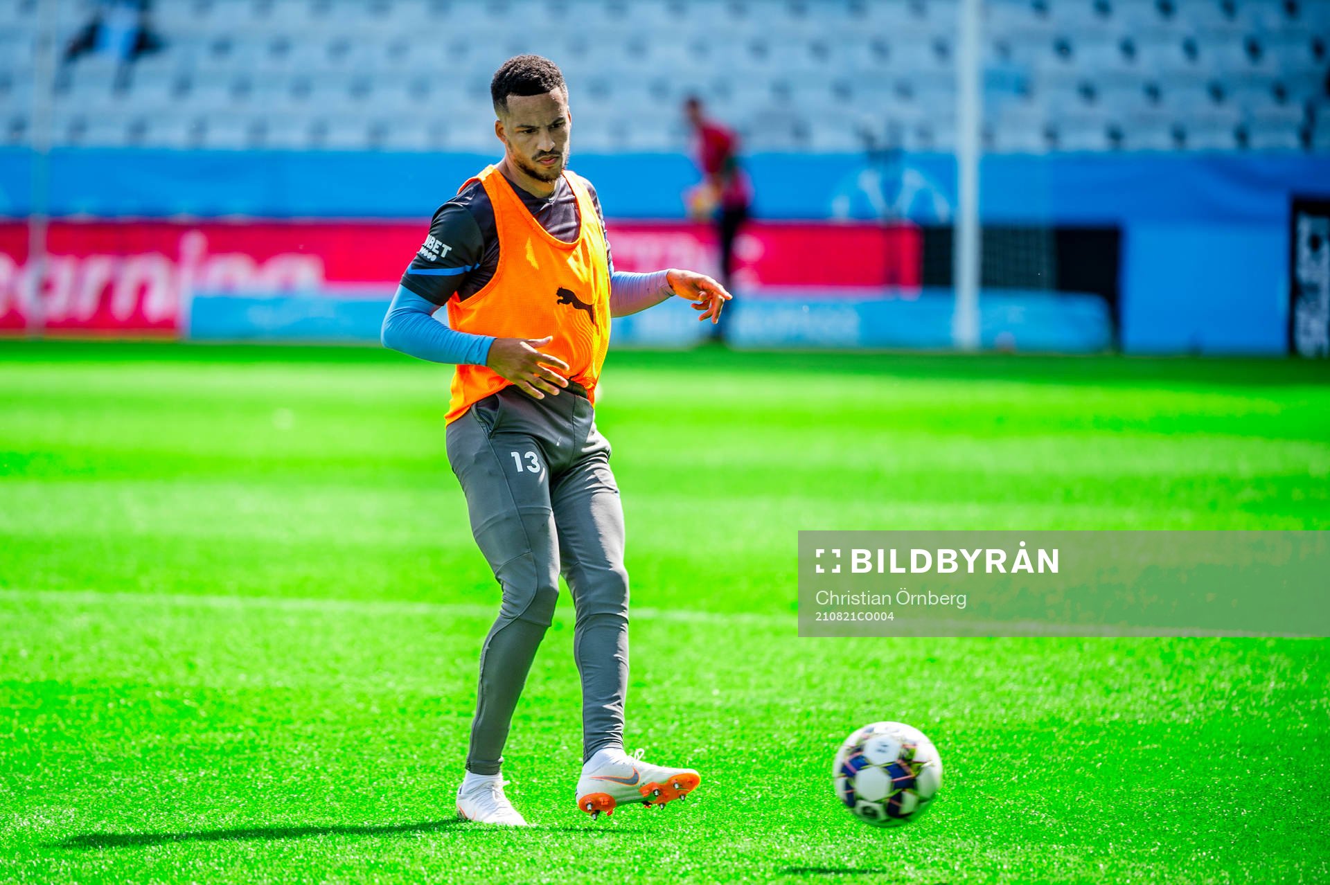 Malmö FFs Martin Olsson värmer upp
