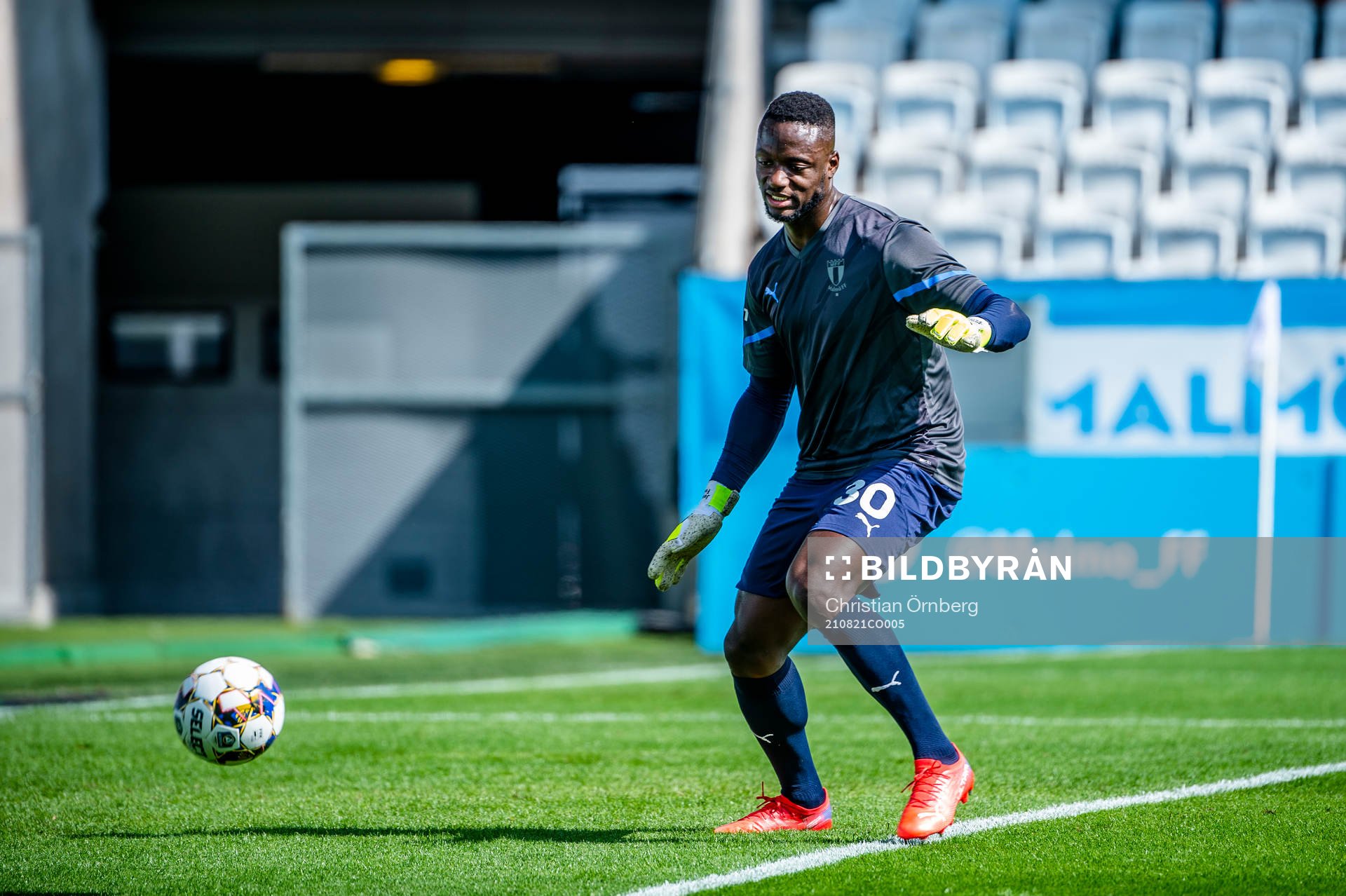 Malmö FFs målvakt Ismael Diawara värmer upp