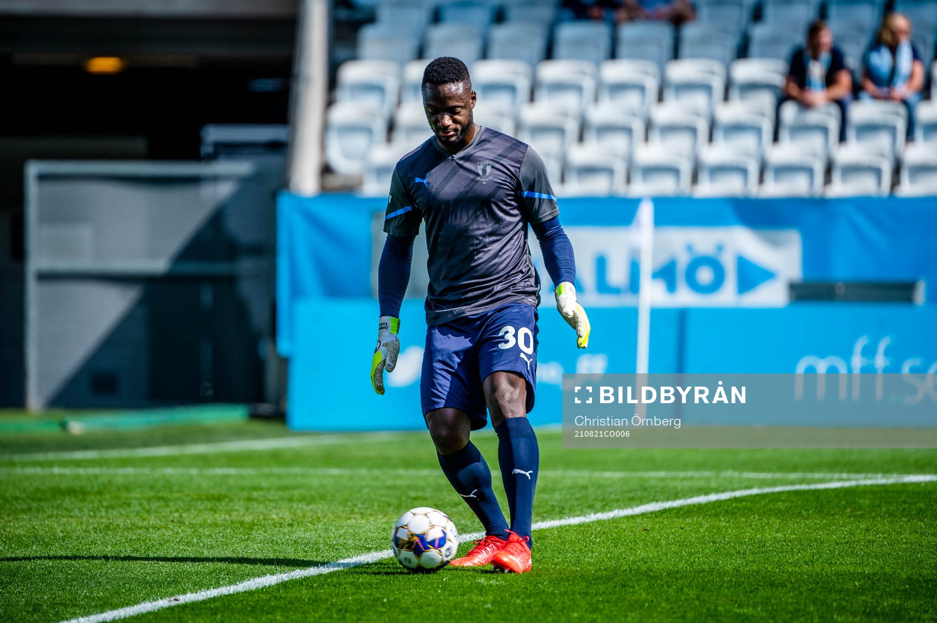 Malmö FFs målvakt Ismael Diawara värmer upp