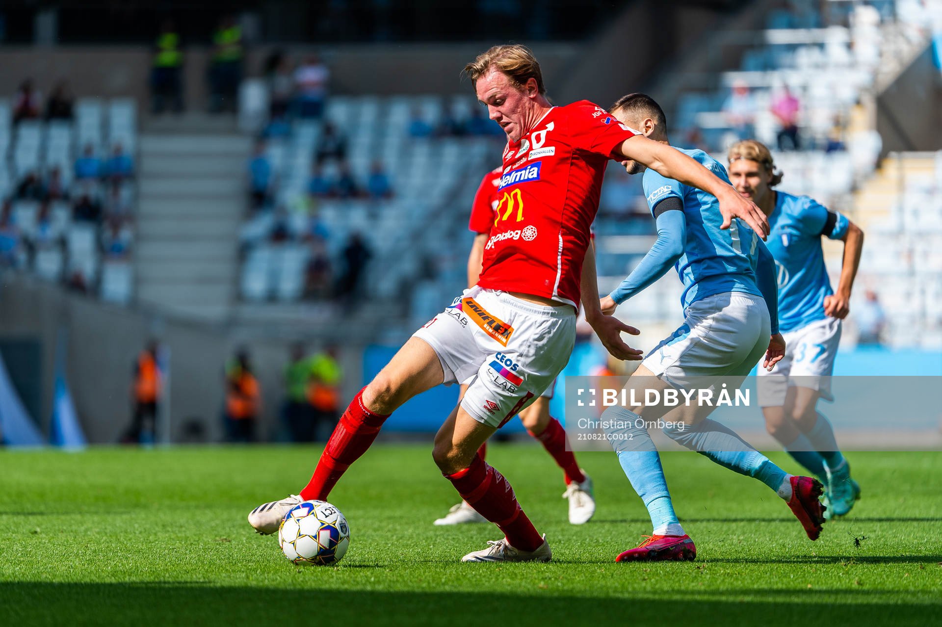 Degerfors Adam Carlén och Malmö FFs Veljko Birmancevic