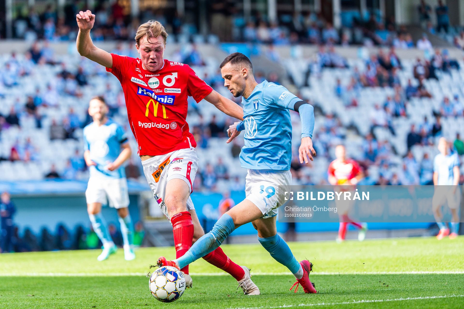 Degerfors Adam Carlén och Malmö FFs Veljko Birmancevic