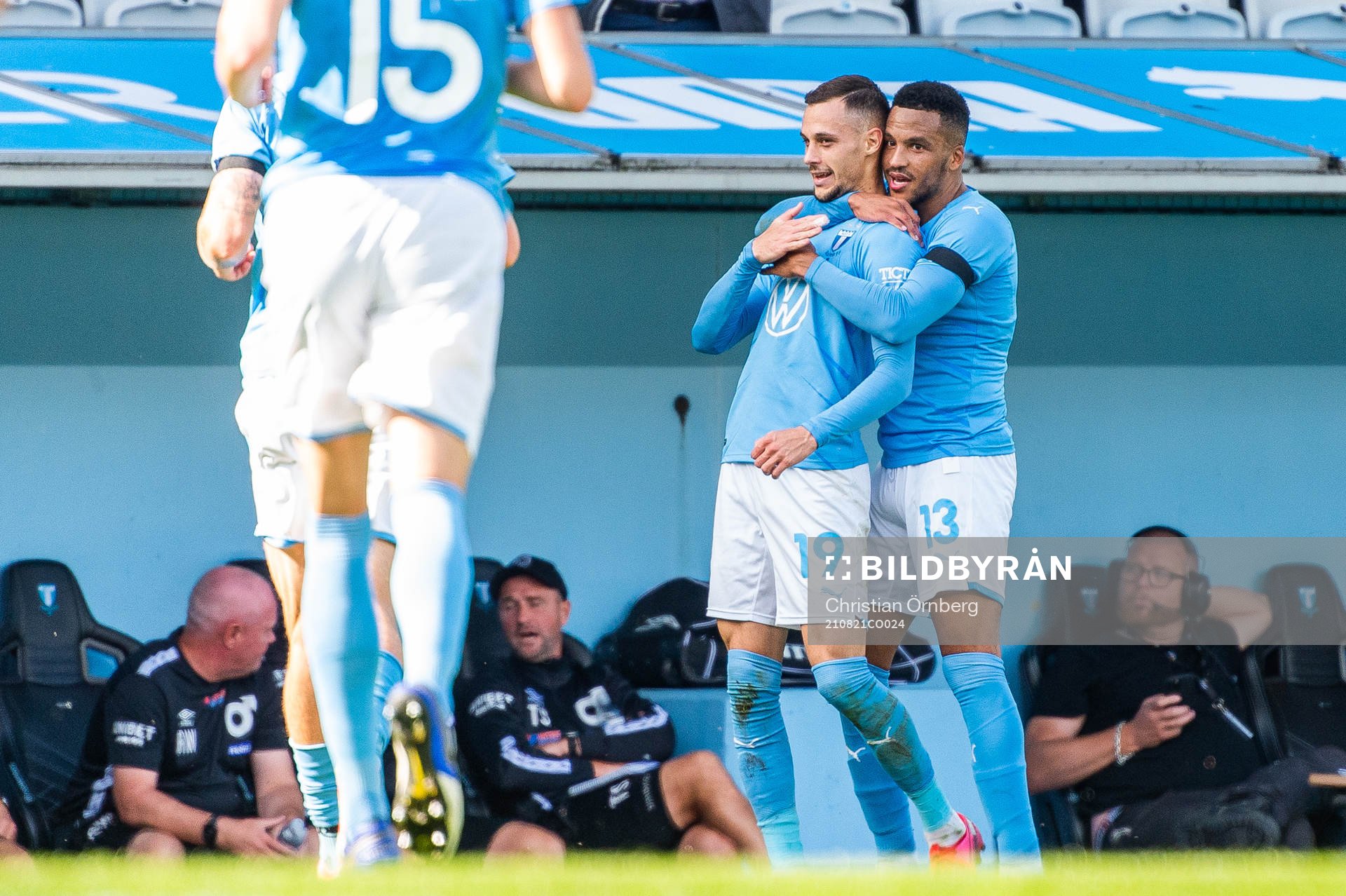 Malmö FFs Veljko Birmancevic jublar med Martin Olsson