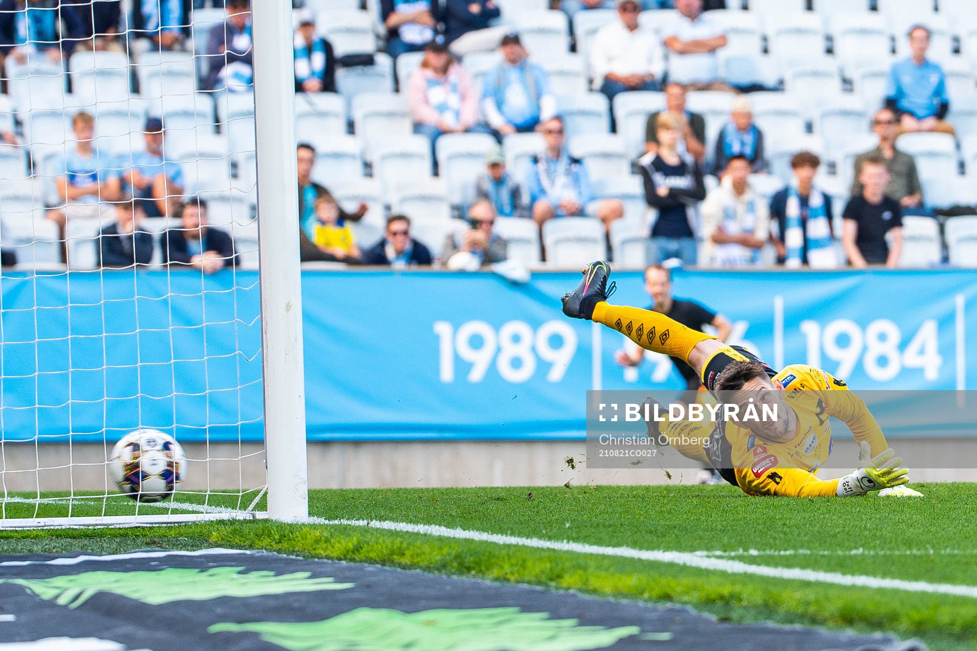 Degerfors Jeffrey Gal släpper in 1-0 från <Malmö FFs