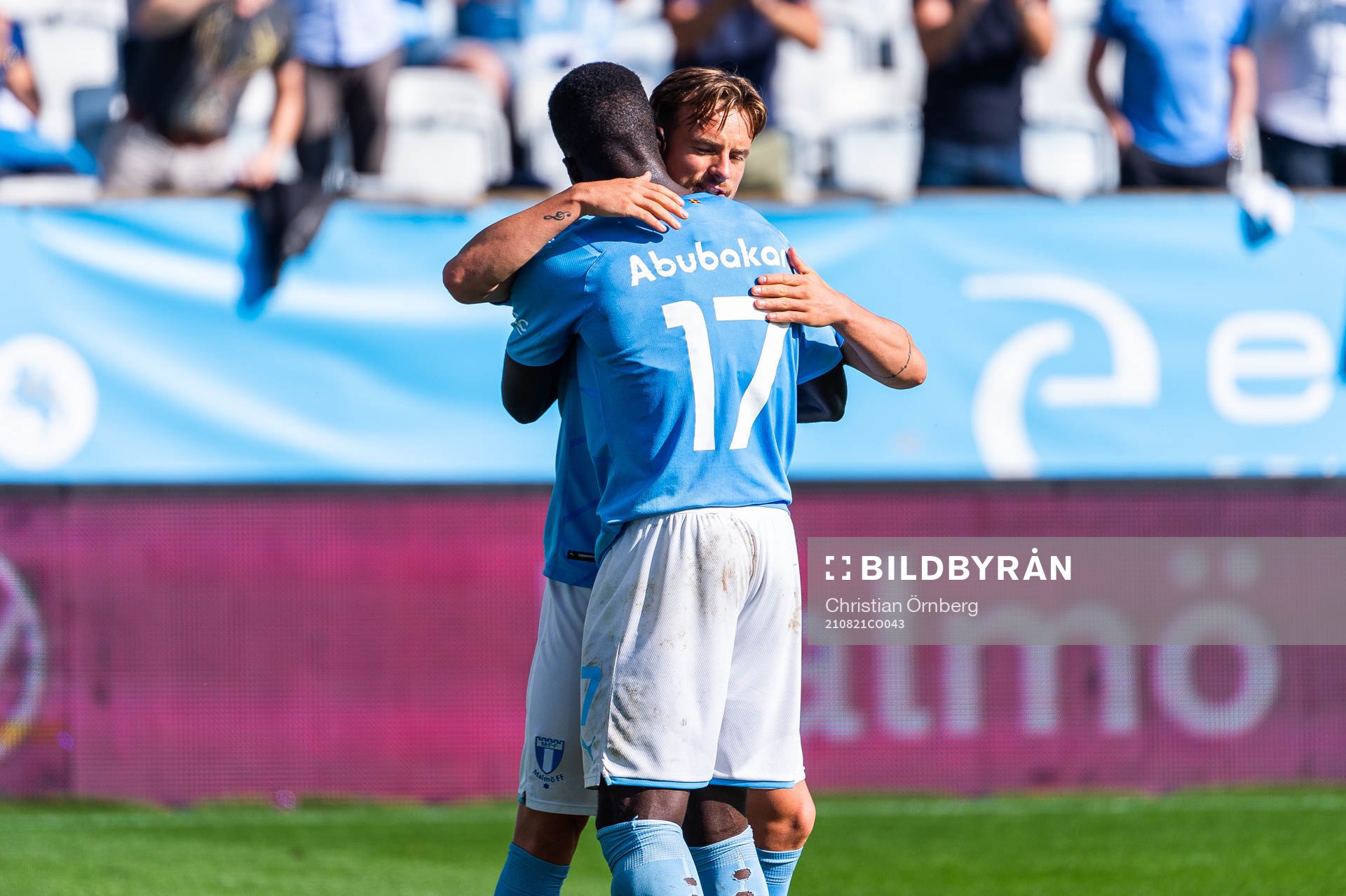 Malmö FFs Eric Larsson jublar med målskytten till 2-0