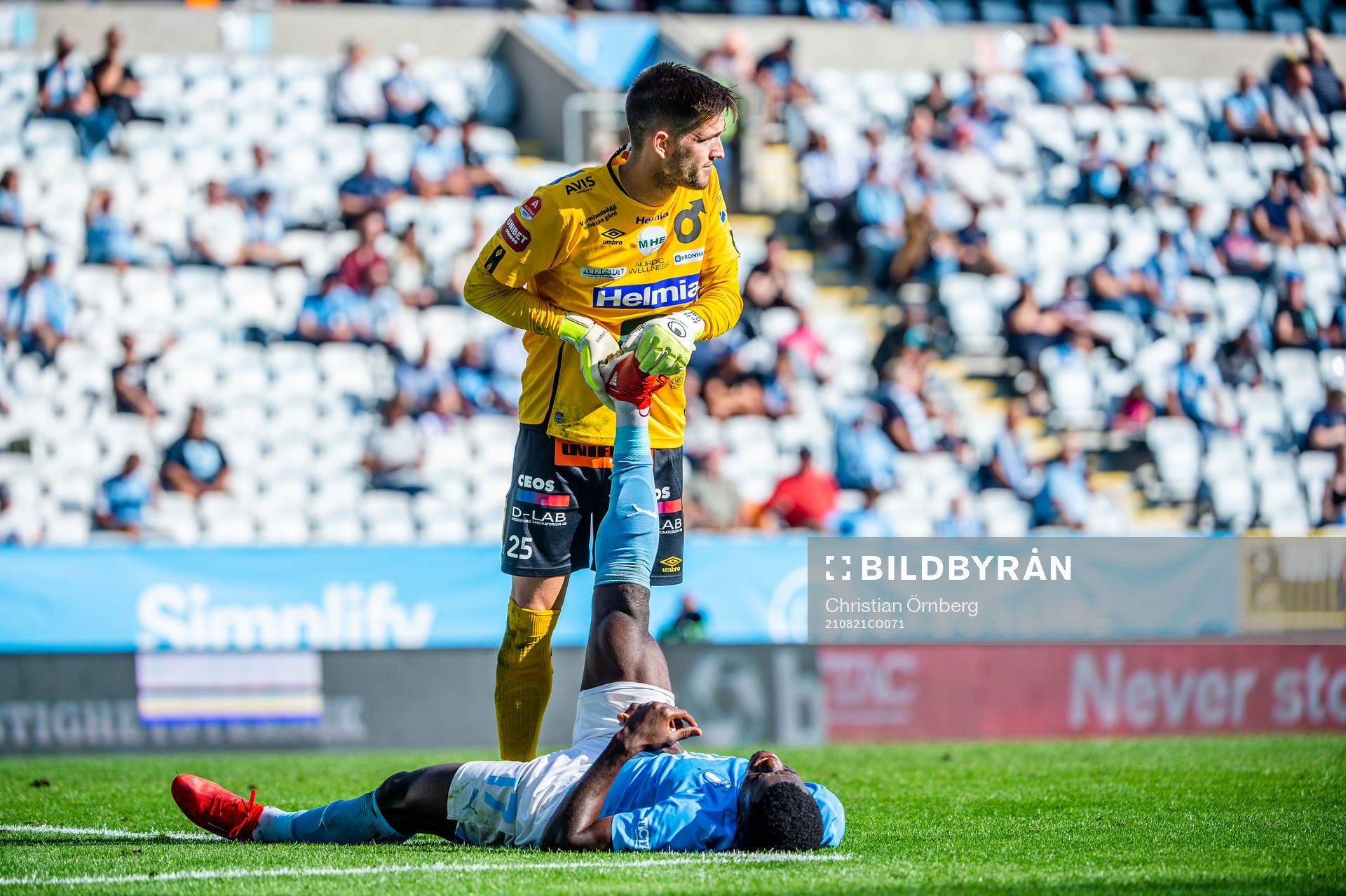 Degerfors målvakt Jeffrey Gal hjälper Malmö FFs Malik