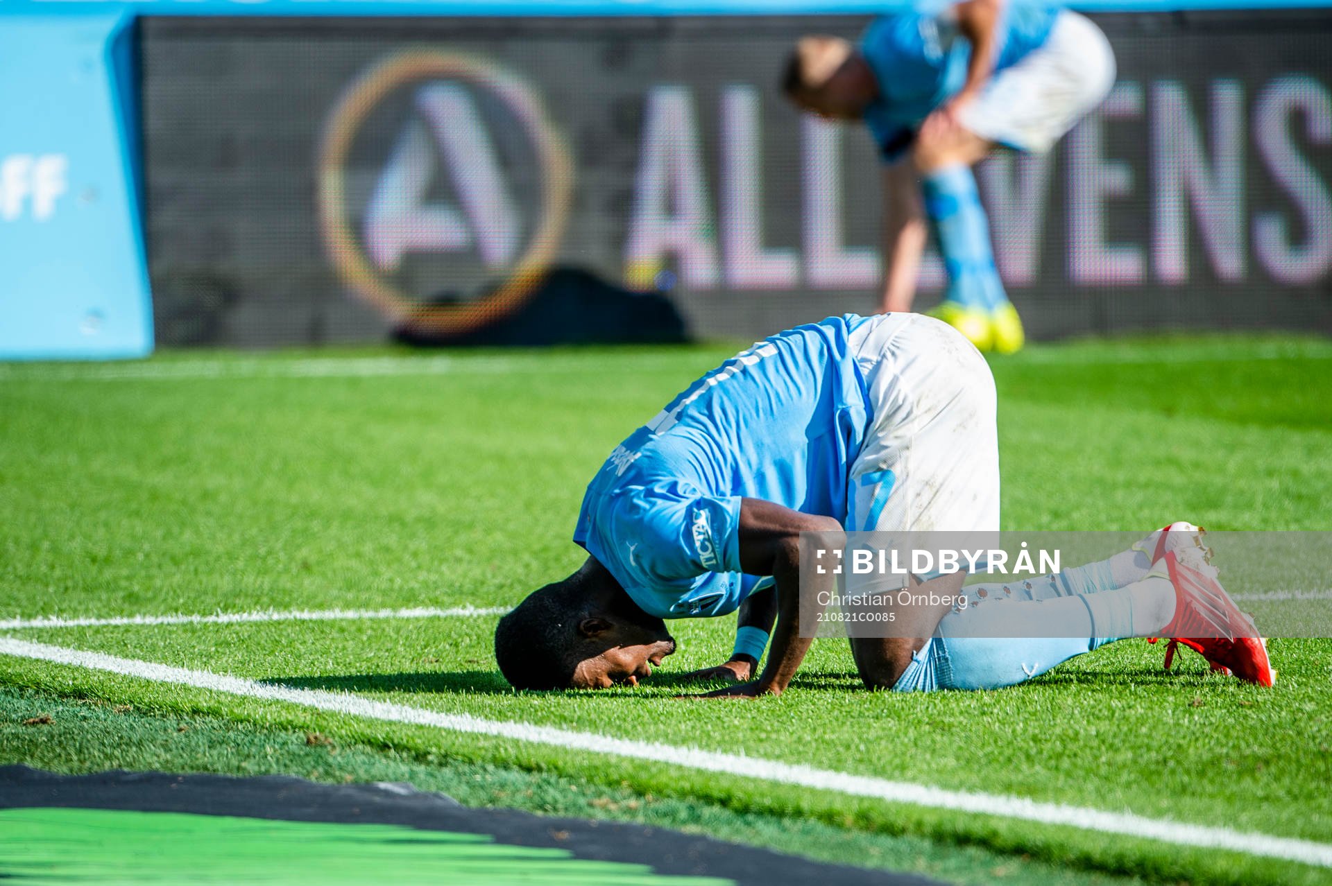 Malmö FFs Malik Abubakari efter 2-0 under fotbollsmatchen i Allsvenskan mellan Malmö FF och Degerfors den 21 augusti 2021 i Malmö. 
