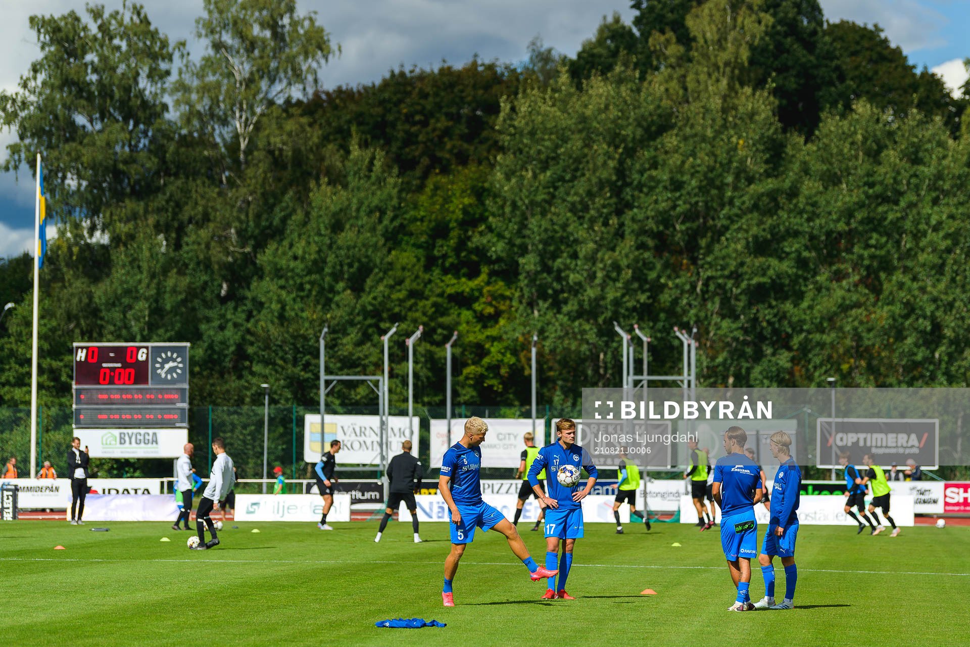 Värnamos spelare värmer upp före fotbollsmatchen i