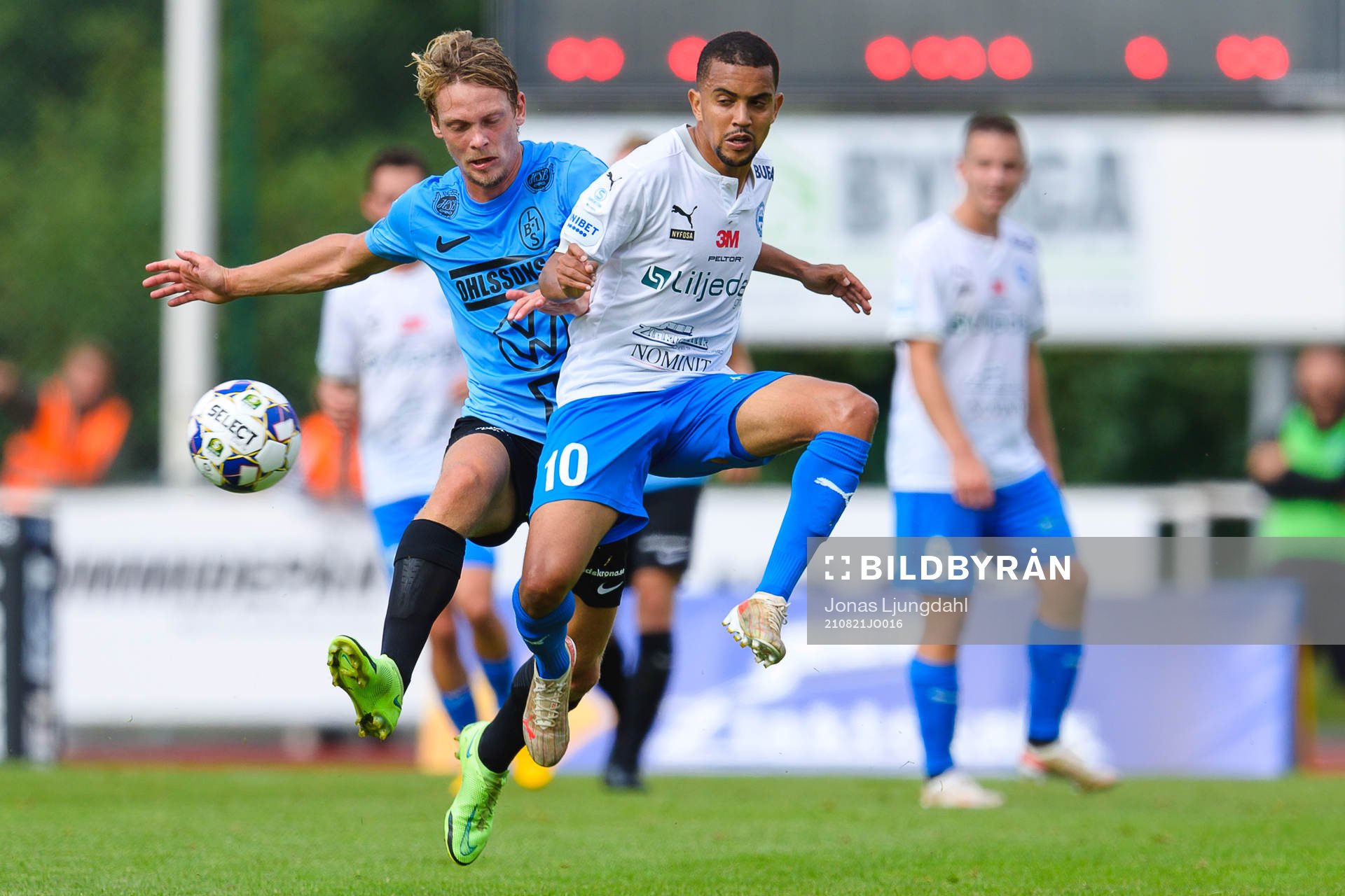 Landskronas Robin Hofsö och Värnamos Erick Brendon