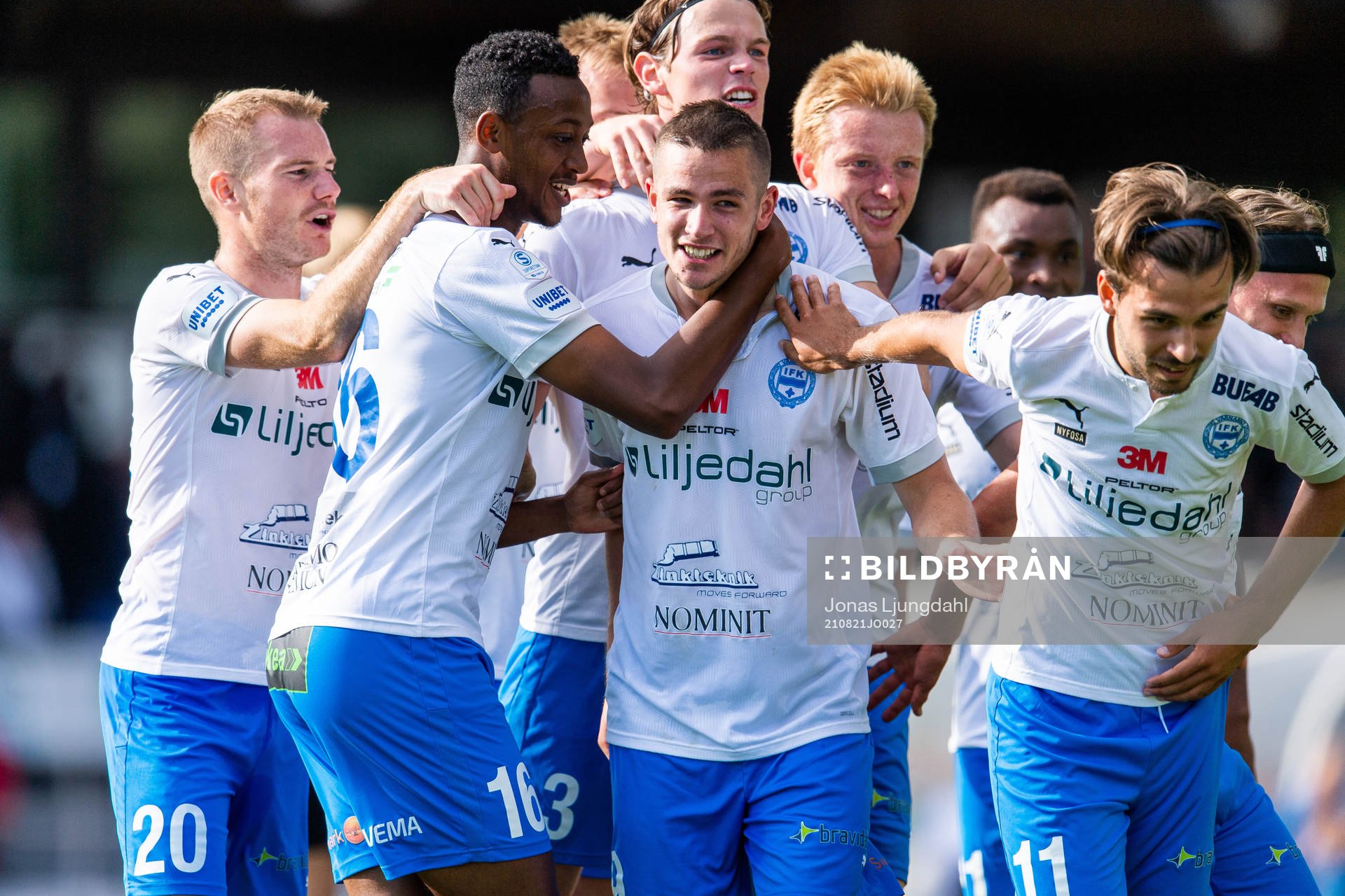 Värnamos Oscar Johansson (mitten) jublar med lagkamrater