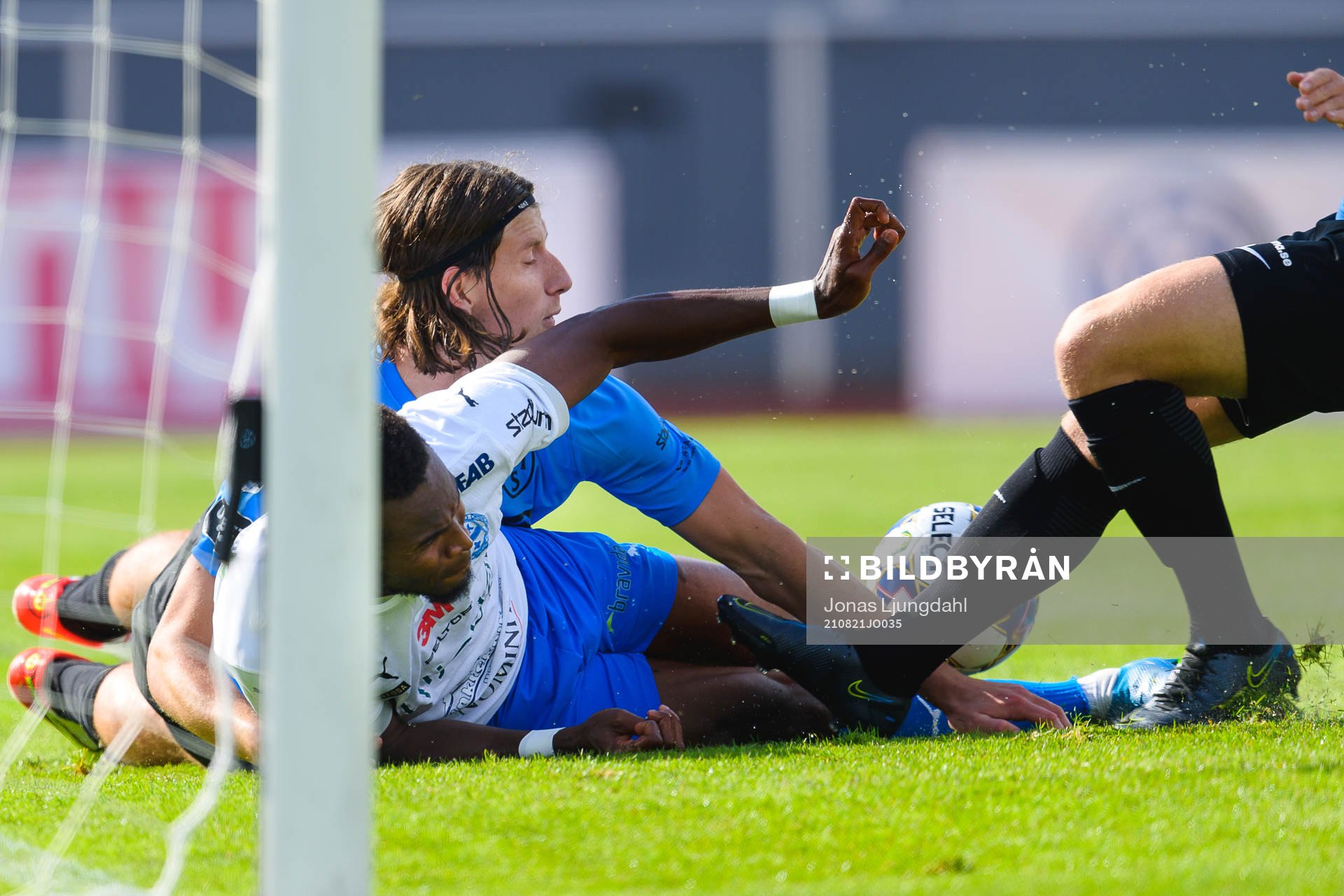 Landskronas Andreas Murbeck i kamp med Värnamos Christioan Moses under fotbollsmatchen i Superettan mellan Värnamo och Landskrona den 21 augusti 2021 i Värnamo.