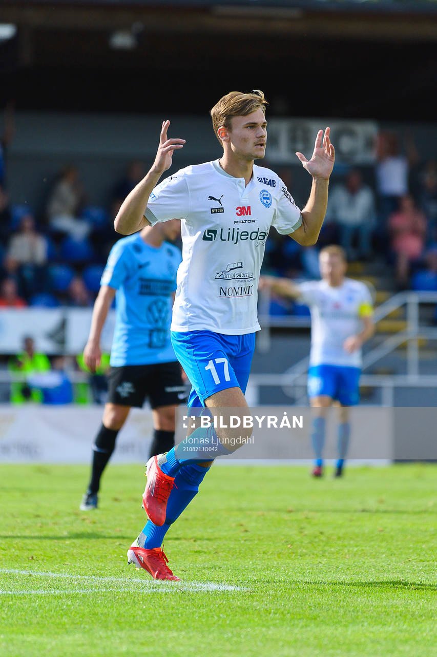 Värnamos Oscar Uddenäs  jublar