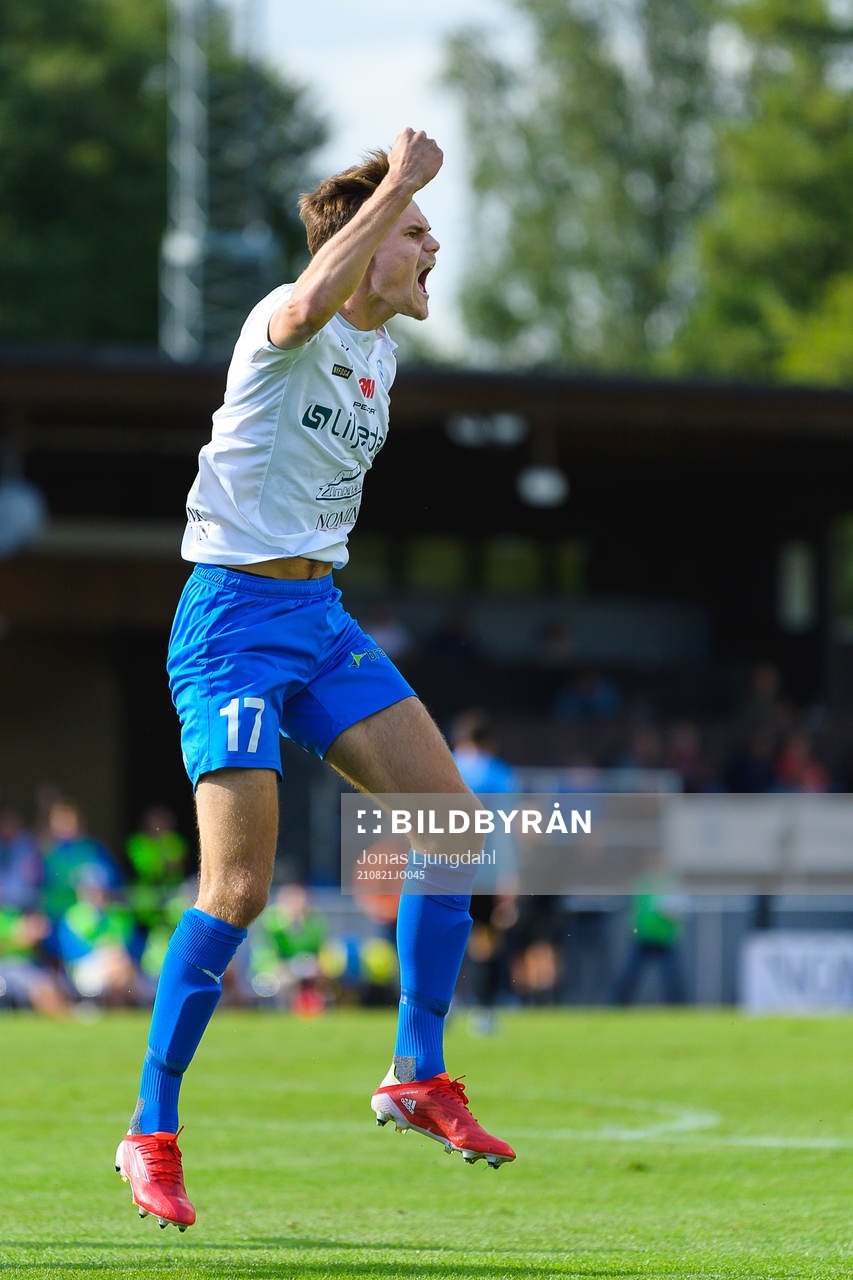Värnamos Oscar Uddenäs  jublar
