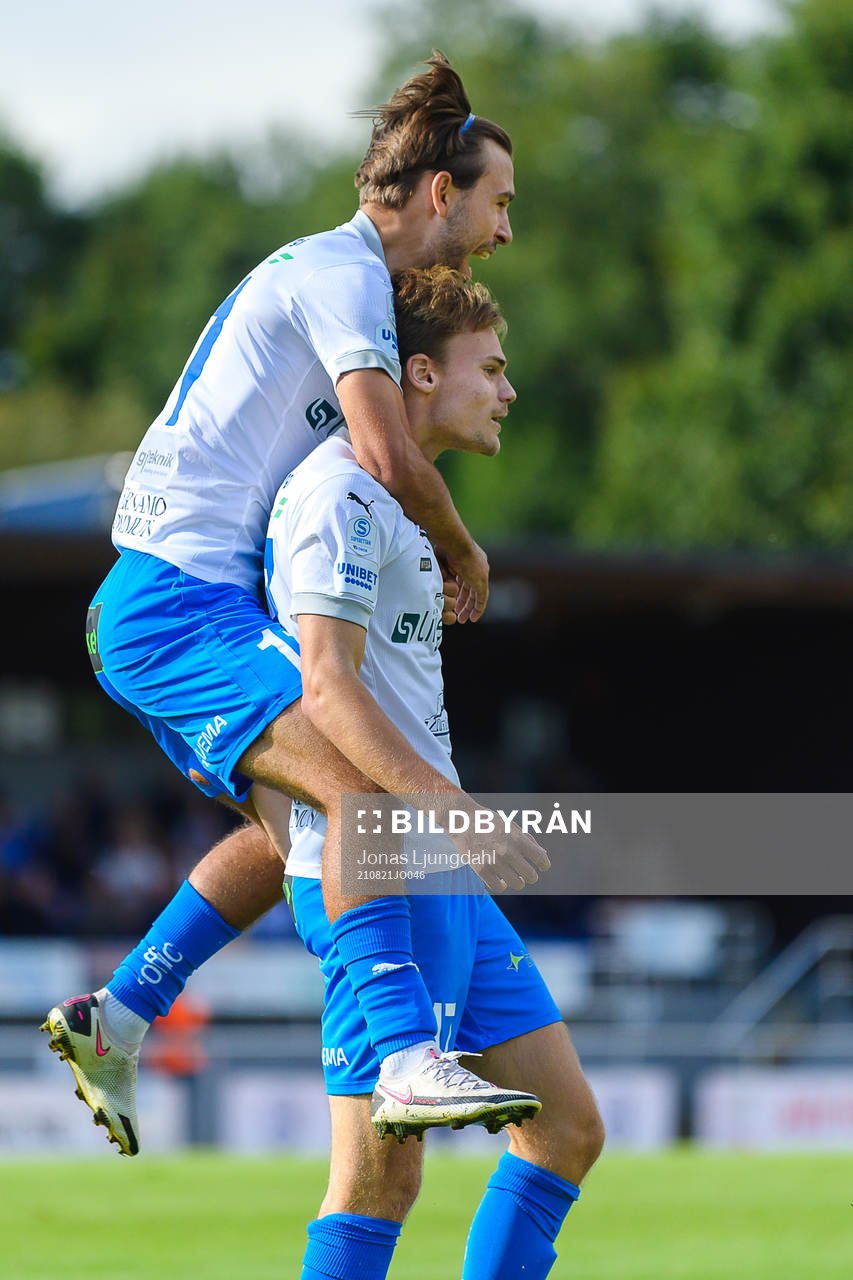 Värnamos Edvin Becirovic och Oscar Uddenäs  jublar