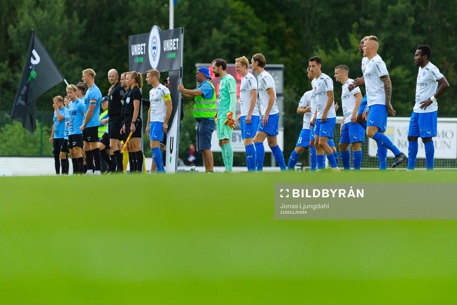 Lagen ställer upp före fotbollsmatchen i Superettan