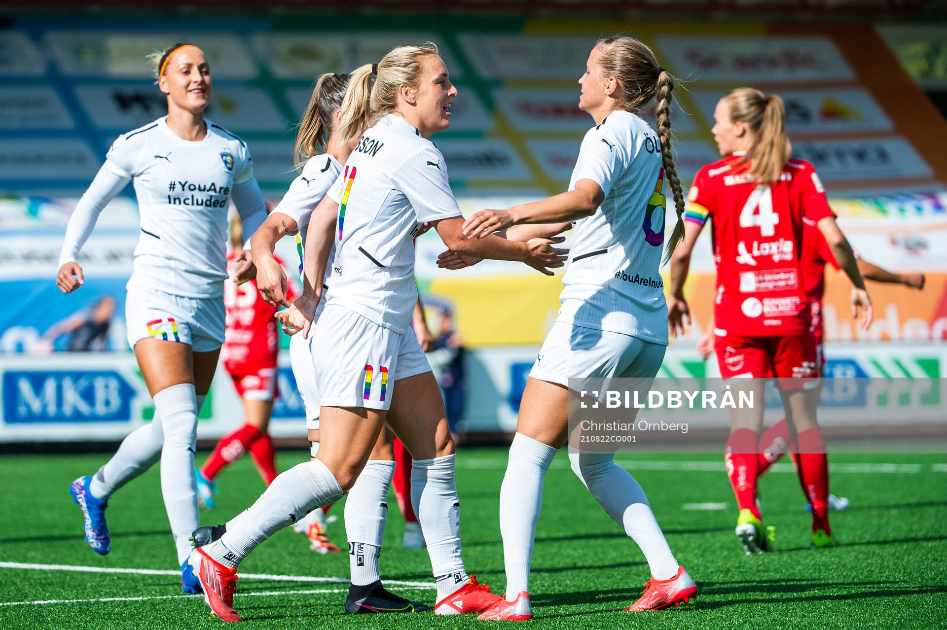 Rosengårds Mimmi Larsson jublaer med lagkamrater att hon