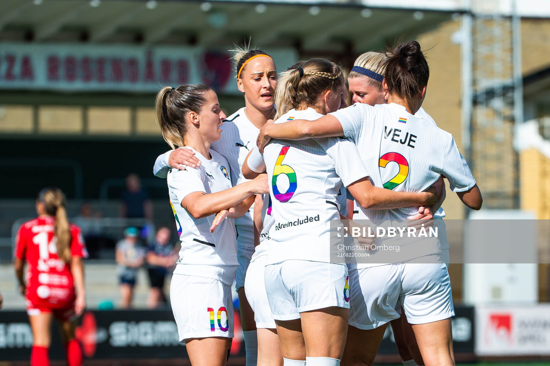 Rosengårds Mimmi Larsson jublar med lagkamrater