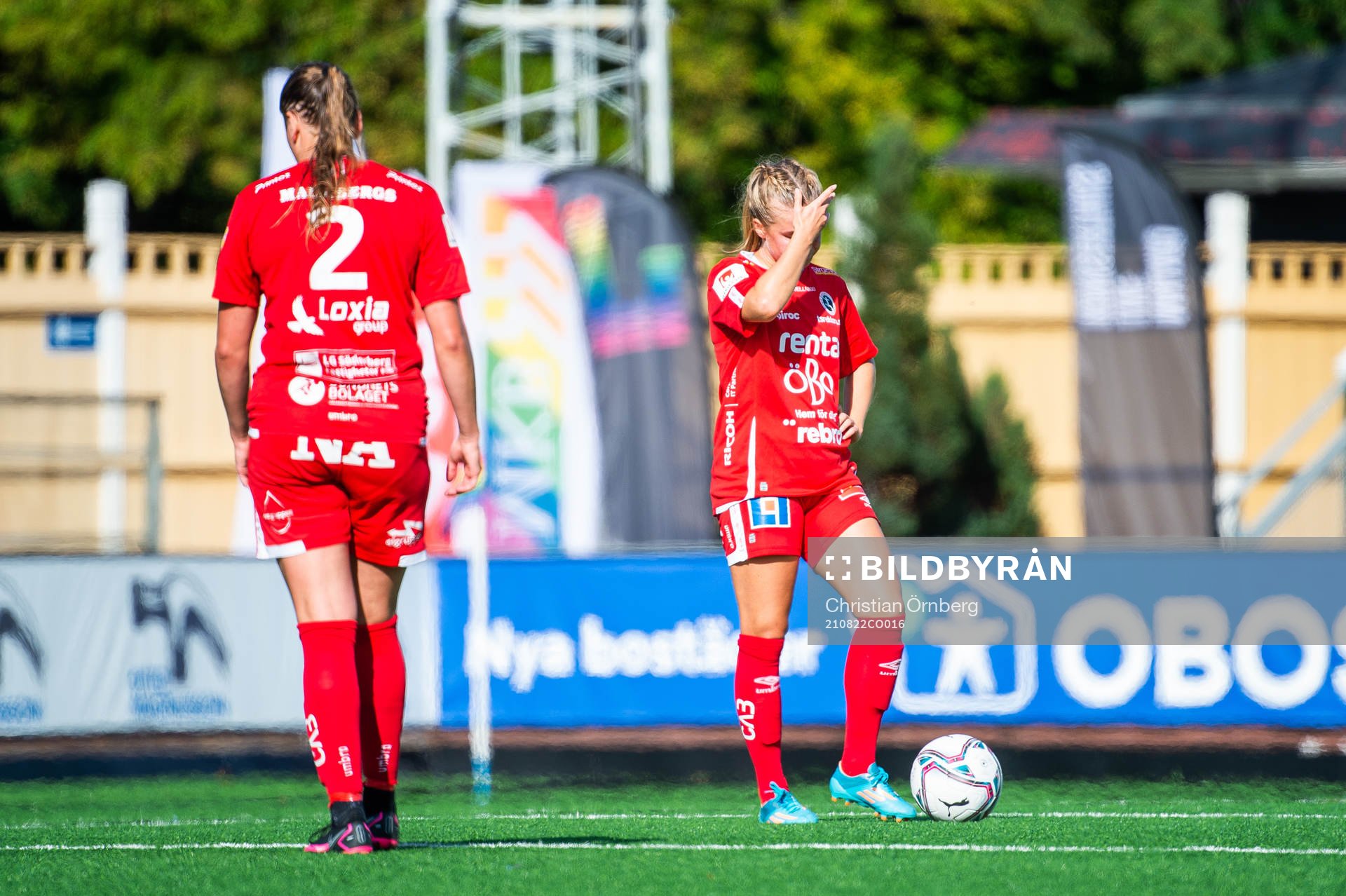 Örebros Elin Pikkujämsä och Cassandra Larsson deppar