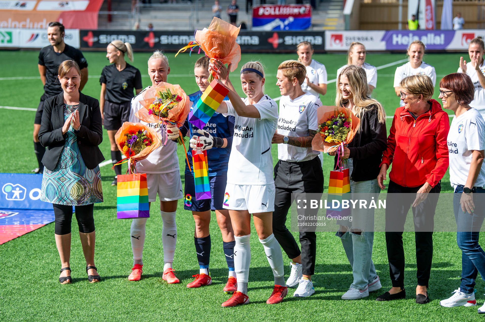 Rosengårds OS-spelare hyllas innan fotbollsmatchen i