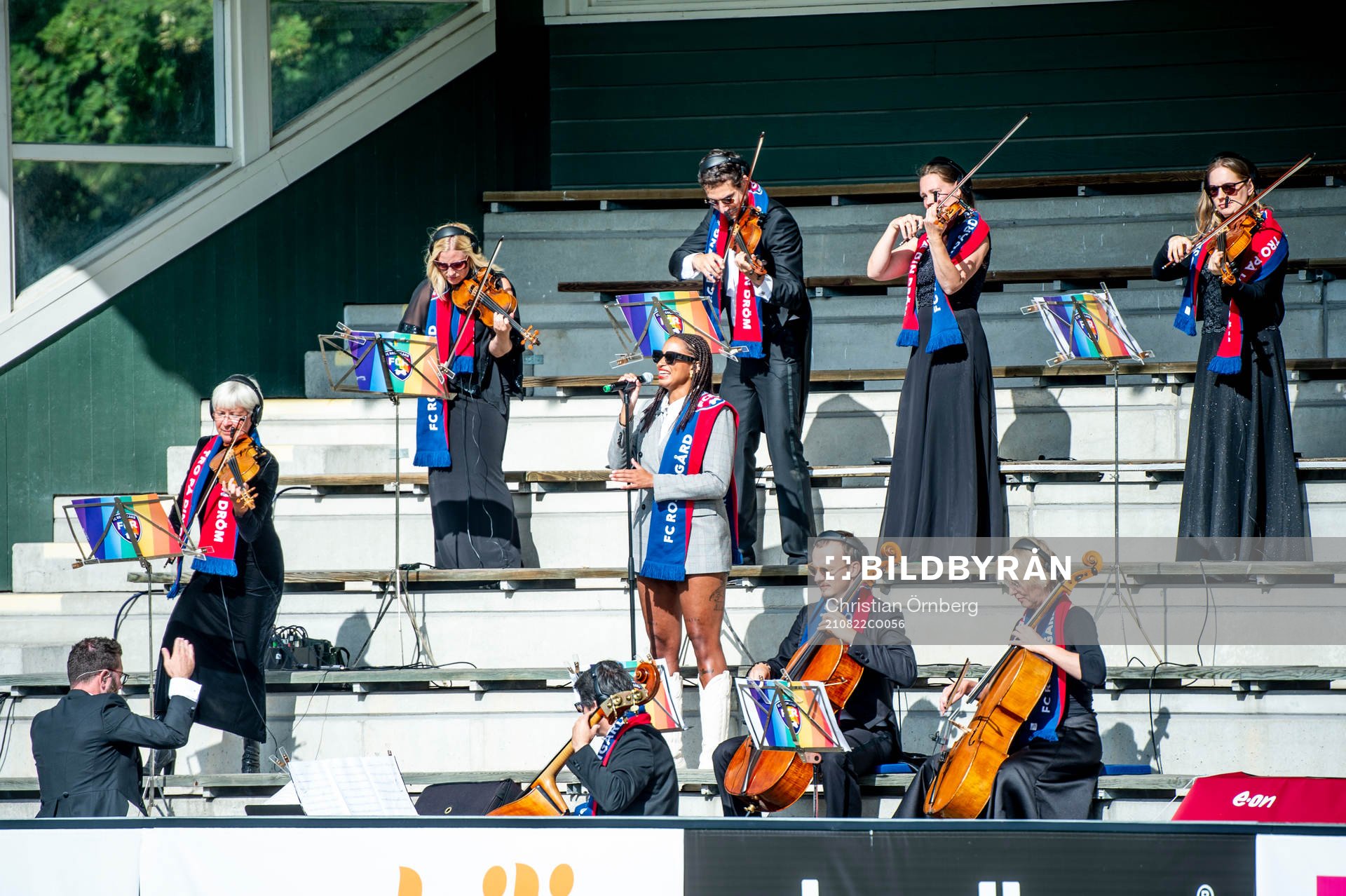 JOY och Malmö SymfoniOrkester innan fotbollsmatchen i