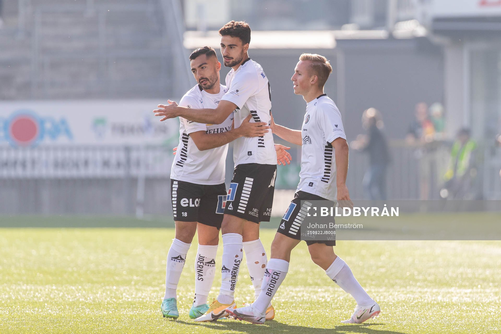 Örebros Deniz Hümmet jublar med Jiloan Hamad