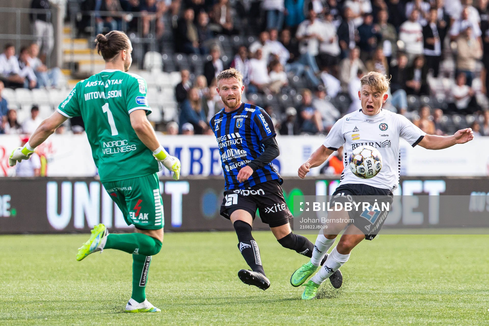 Örebros Dennis Collander och Sirius målvakt David Mitov