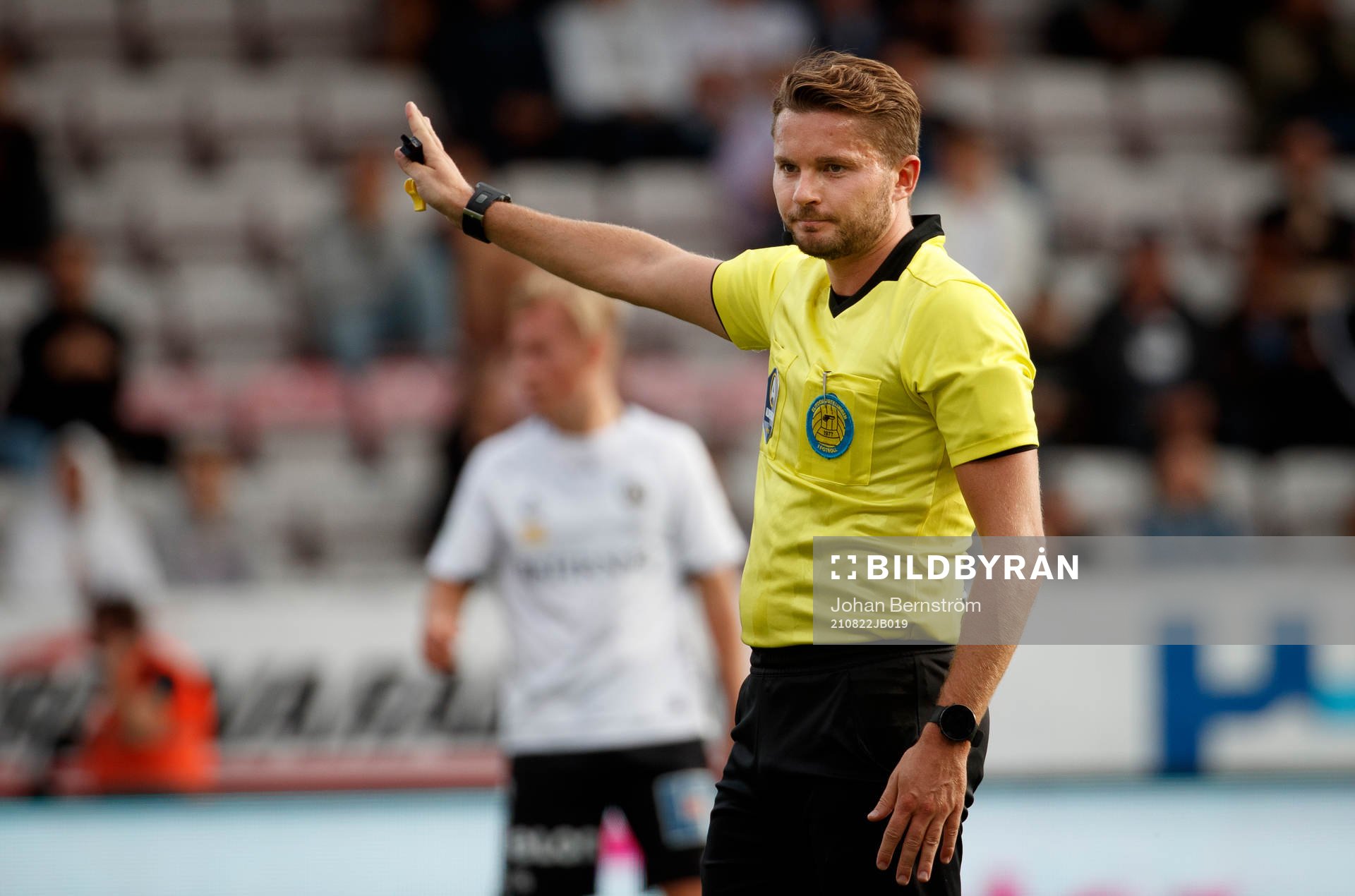 Domaren Joakim Östling under fotbollsmatchen i Allsvenskan mellan Örebro och Sirius den 22 augusti 2021 i Örebro. 