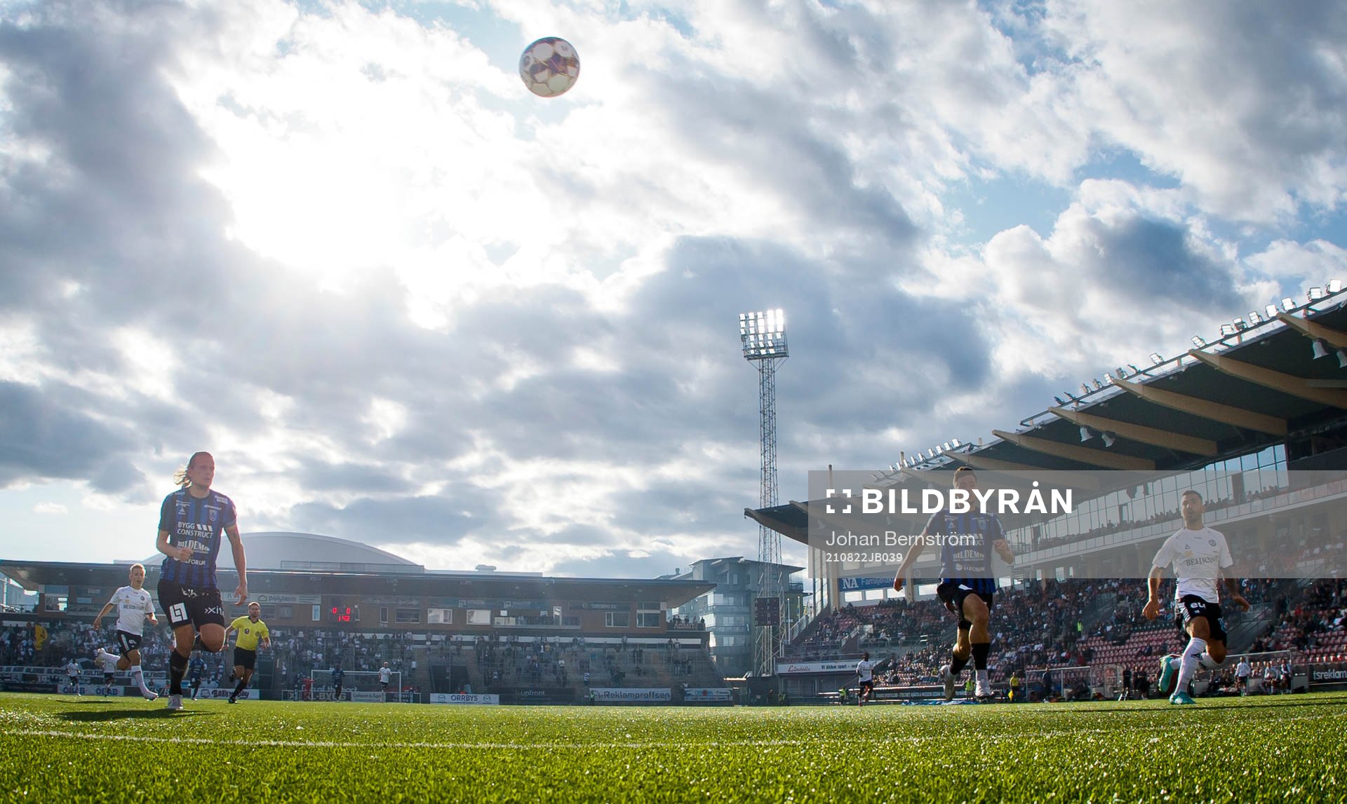 Örebros Jiloan Hamad ser 1-0 bollen gå in i Sirius mål