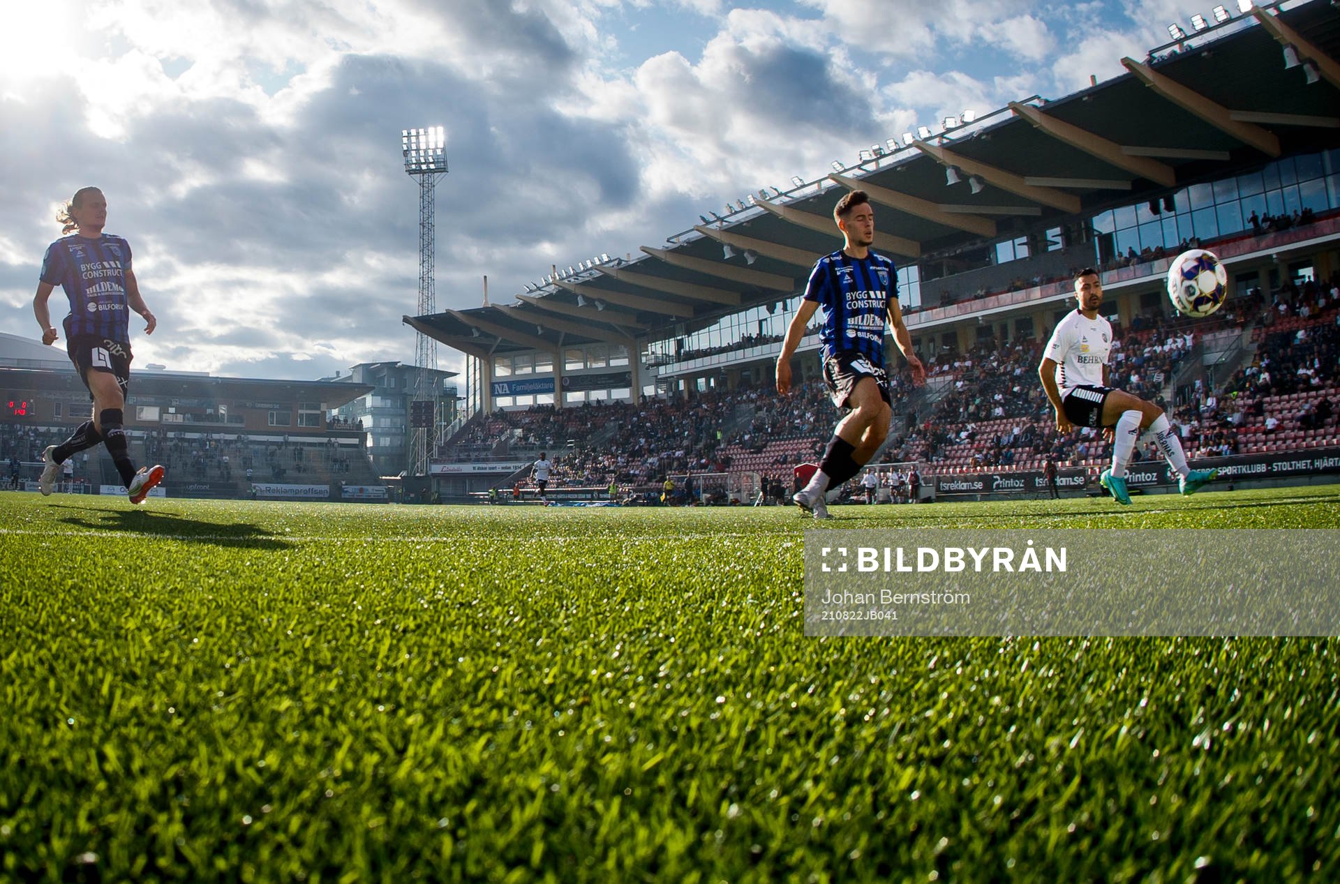 Örebros Jiloan Hamad ser 1-0 bollen gå in i Sirius mål
