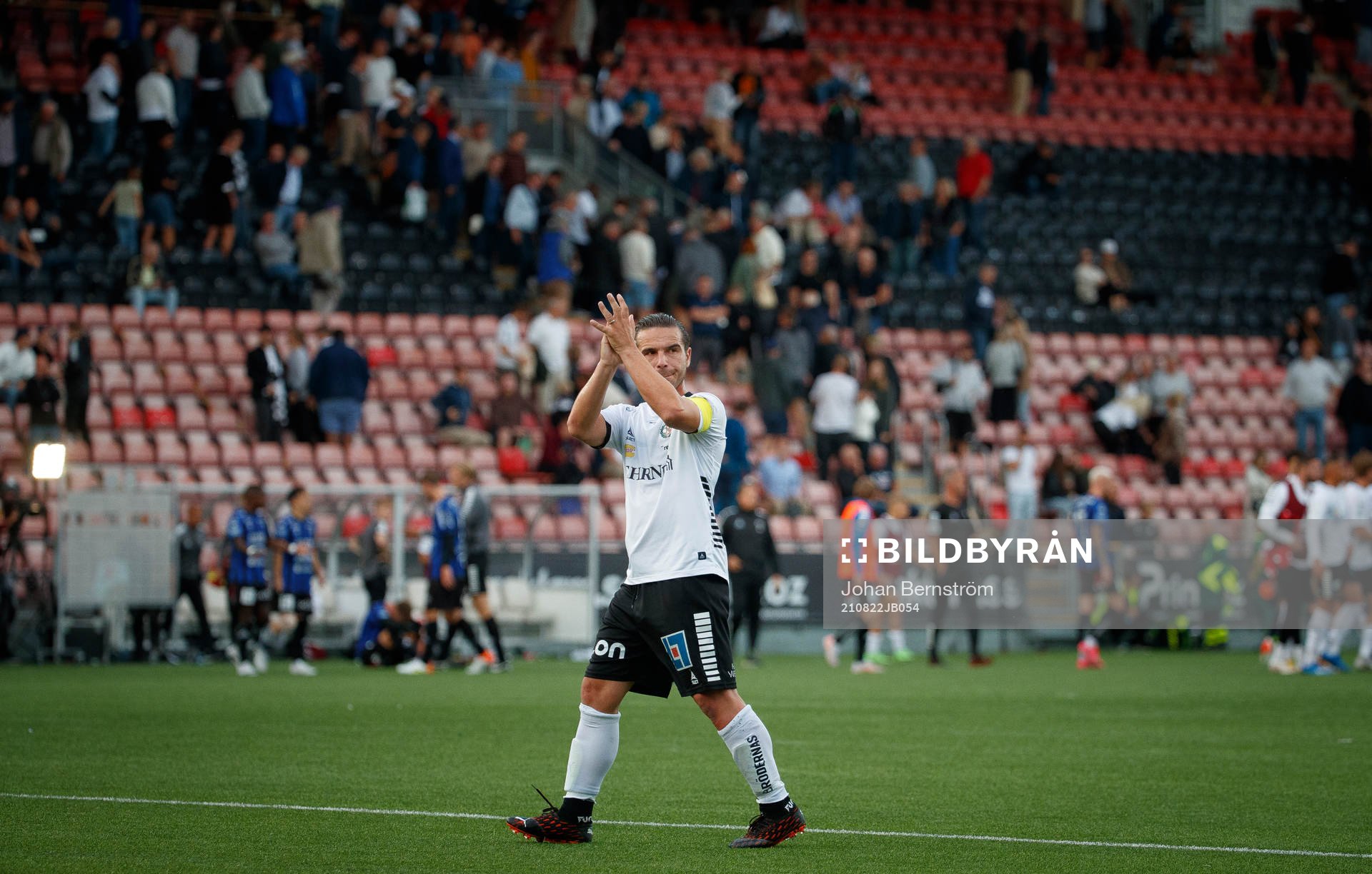 Örebros Nordin Gerzic tackar publiken