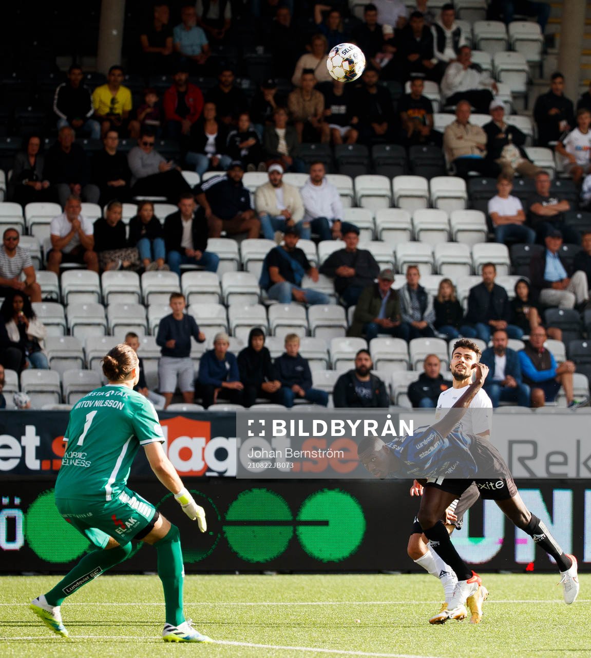 Örebros Deniz Hümmet gör 1-0 på Sirius målvakt David