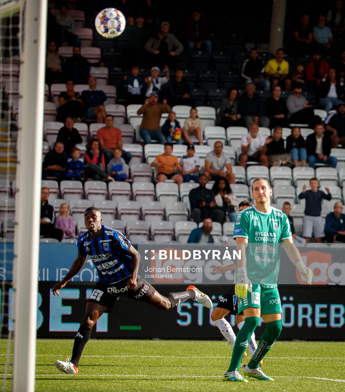 Örebros Deniz Hümmet gör 1-0 på Sirius målvakt David Mitov Nilsson under fotbollsmatchen i Allsvenskan mellan Örebro och Sirius den 22 augusti 2021 i Örebro.