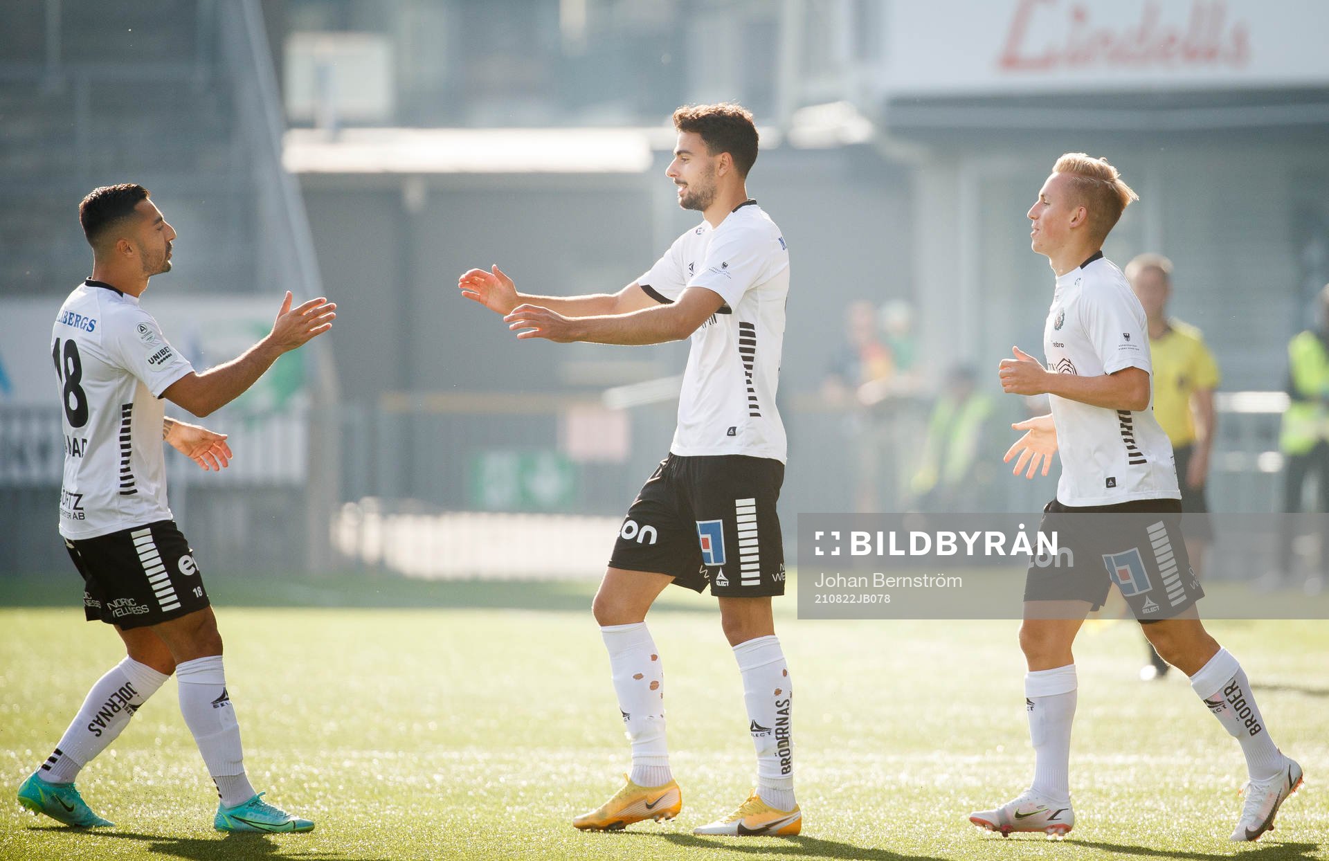 Örebros Deniz Hümmet gör 1-0 och jublar med Jiloan Hamad