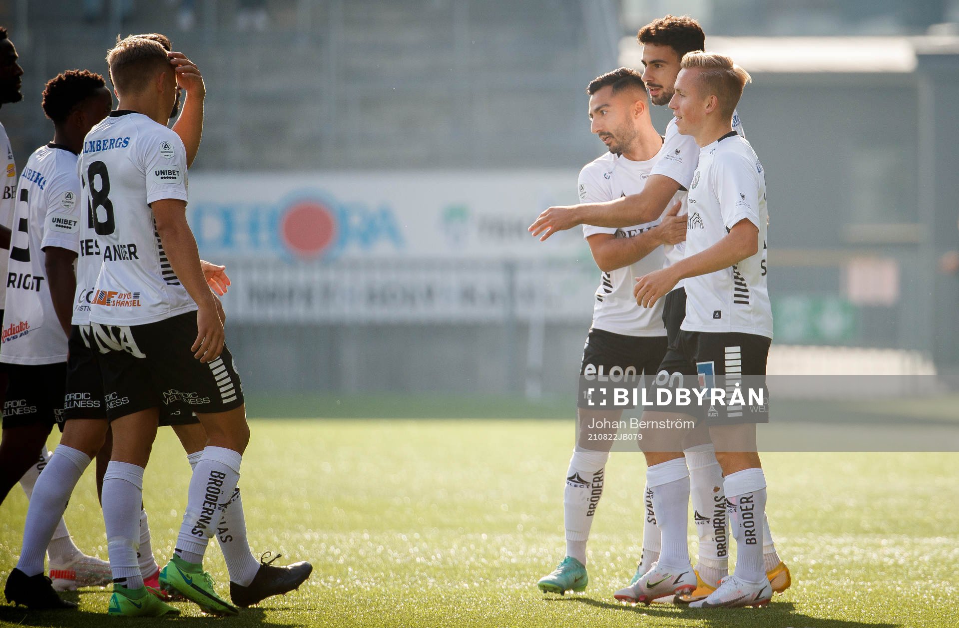 Örebros Deniz Hümmet gör 1-0 och jublar med Jiloan Hamad och Dennis Collander under fotbollsmatchen i Allsvenskan mellan Örebro och Sirius den 22 augusti 2021 i Örebro.