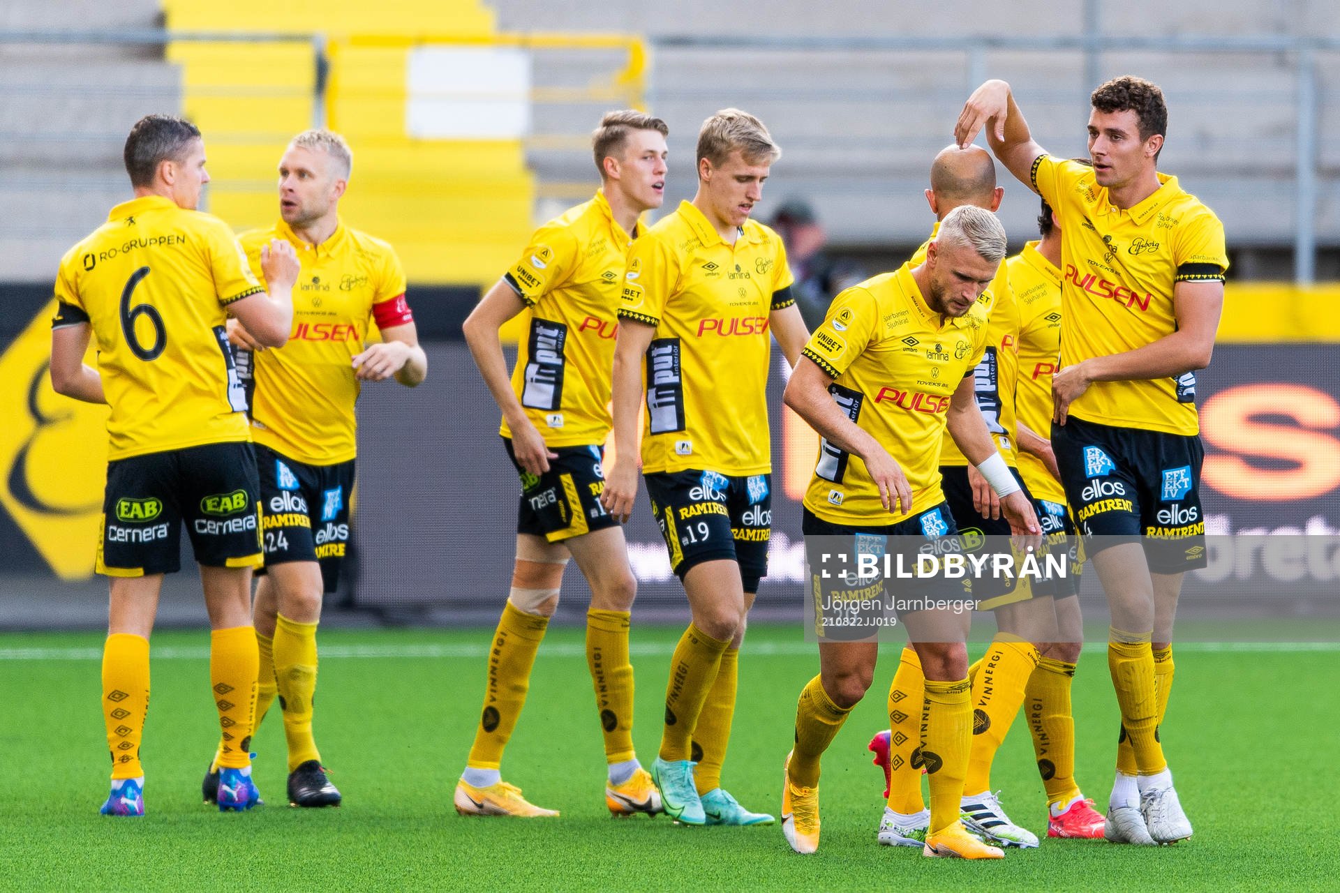 Elfsborgs Alexander Bernhadsson jublar med lagkamrater
