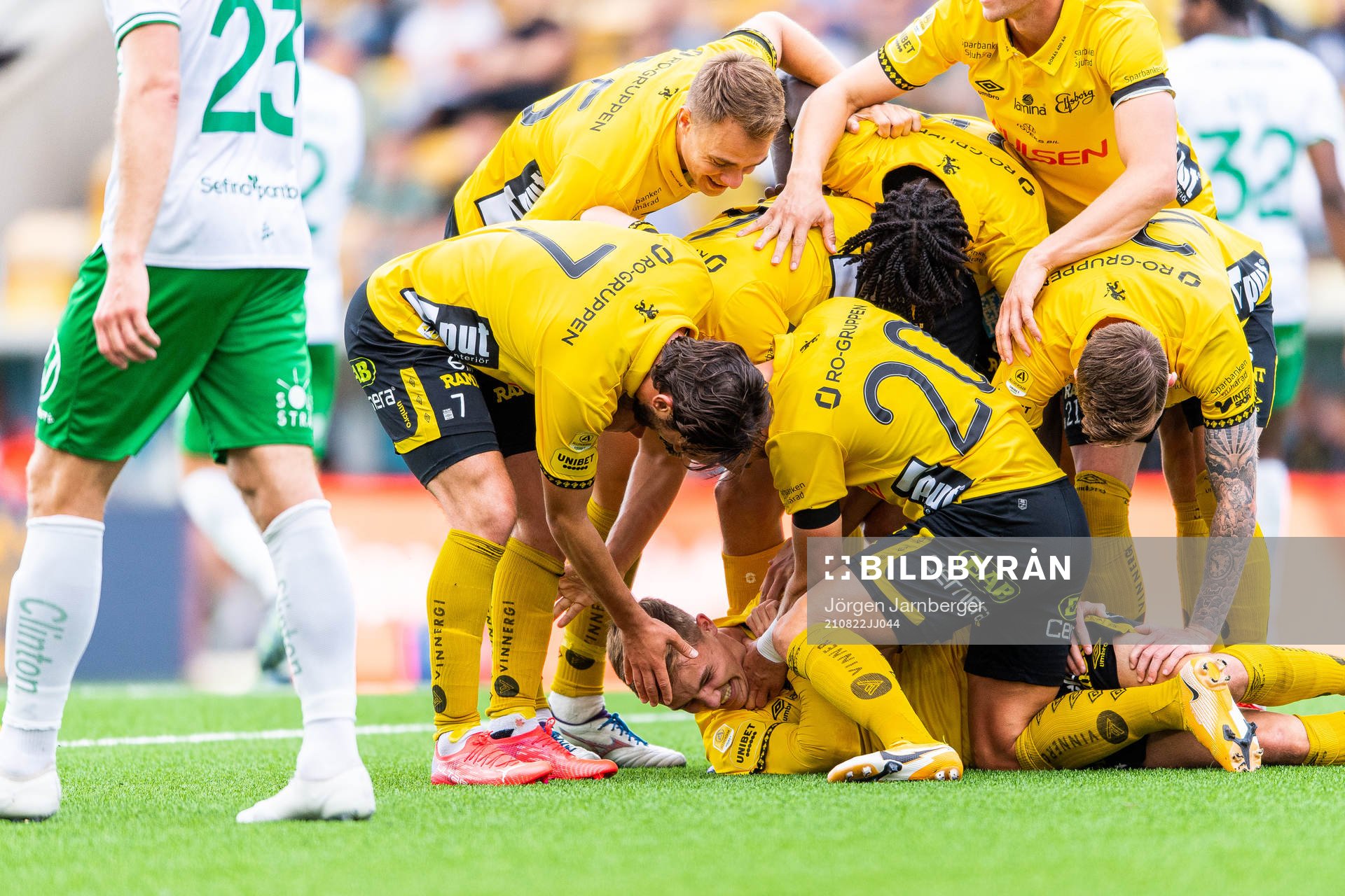 Elfsborgs Jeppe Møldrup Okkels jublar med lagkamrater