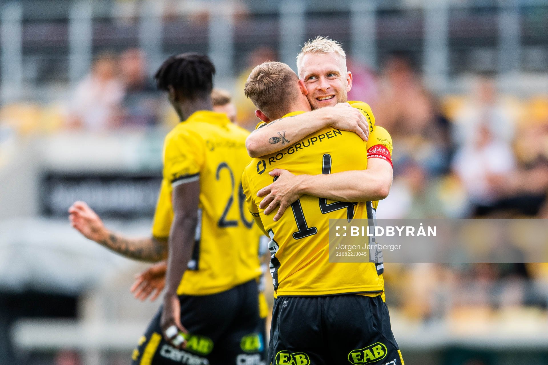 Elfsborgs Johan Larsson jublar med målskytten till 2-0