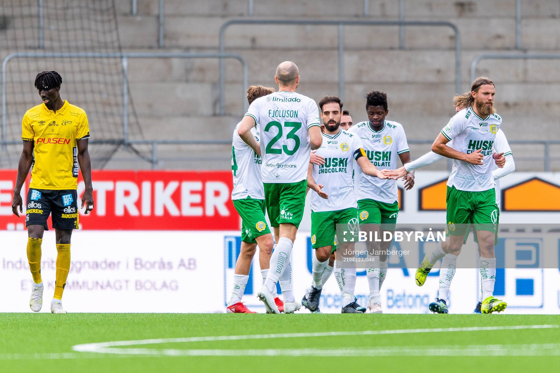 Hammarbys Abdul Khalili jublar med lagkamrater