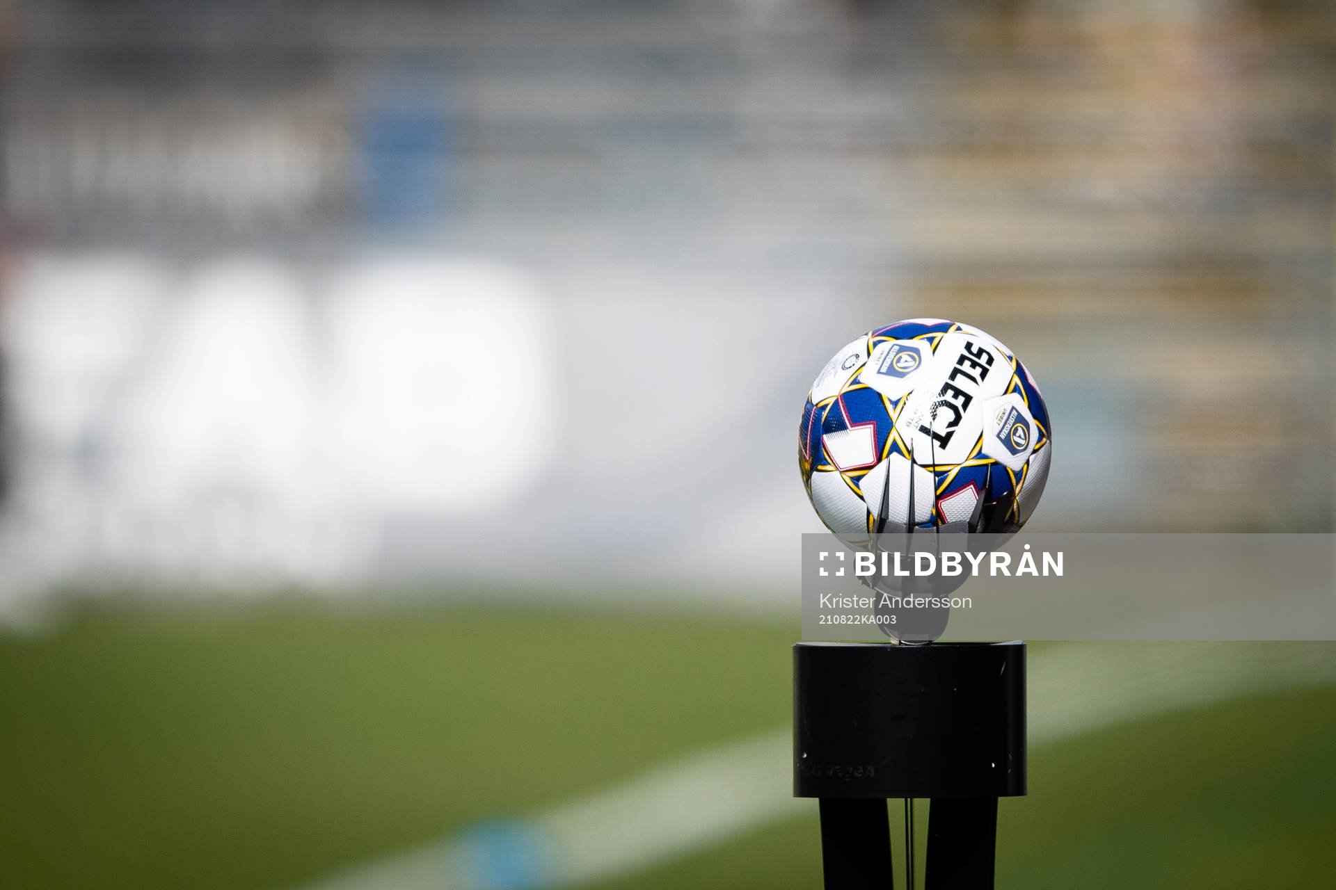 En fotboll före fotbollsmatchen i Allsvenskan mellan