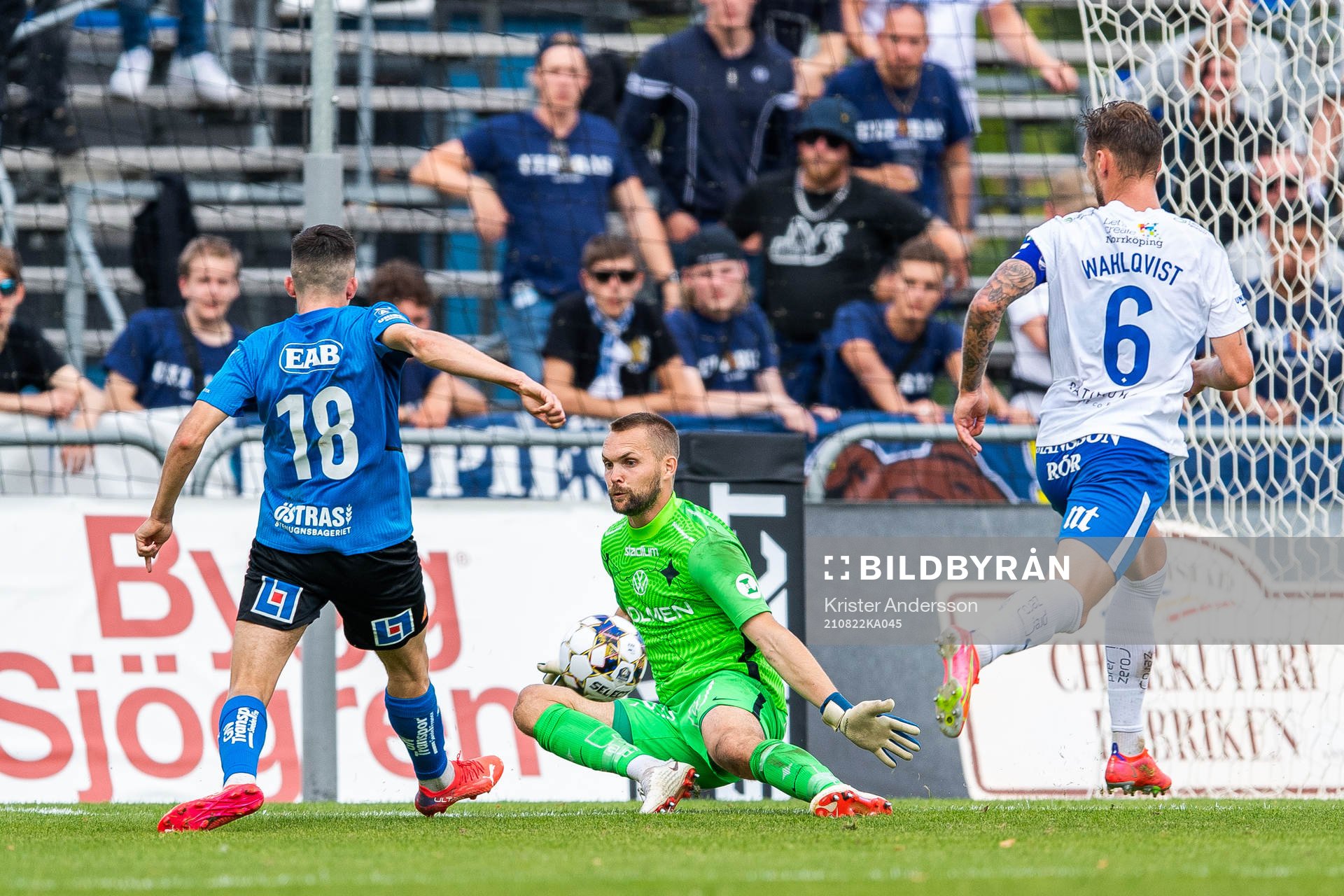 Halmstads Emil Tot Wikström och IFK Norrköpings målvakt