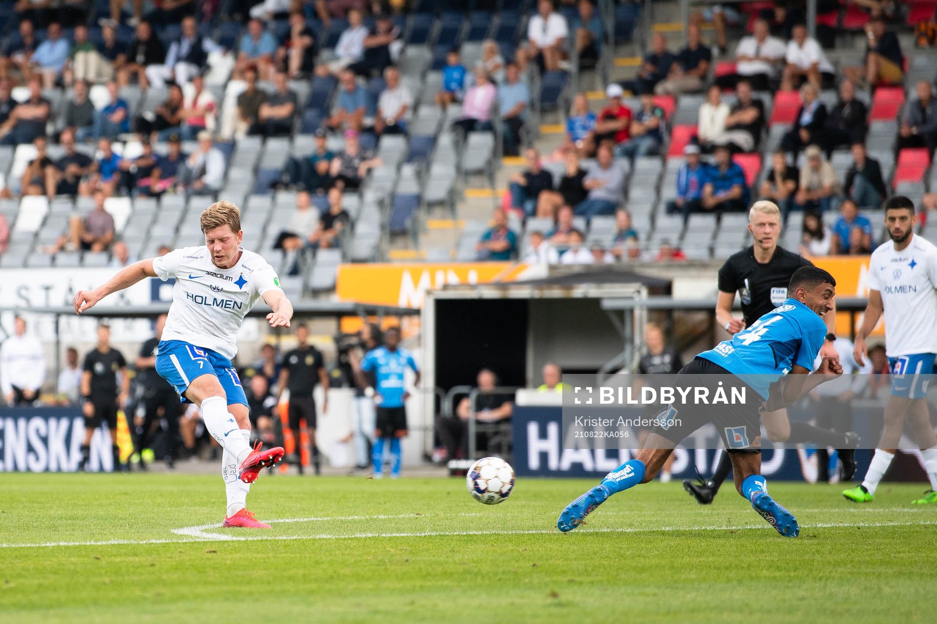 IFK Norrköpings Alexander Fransson som täcks av Halmstads