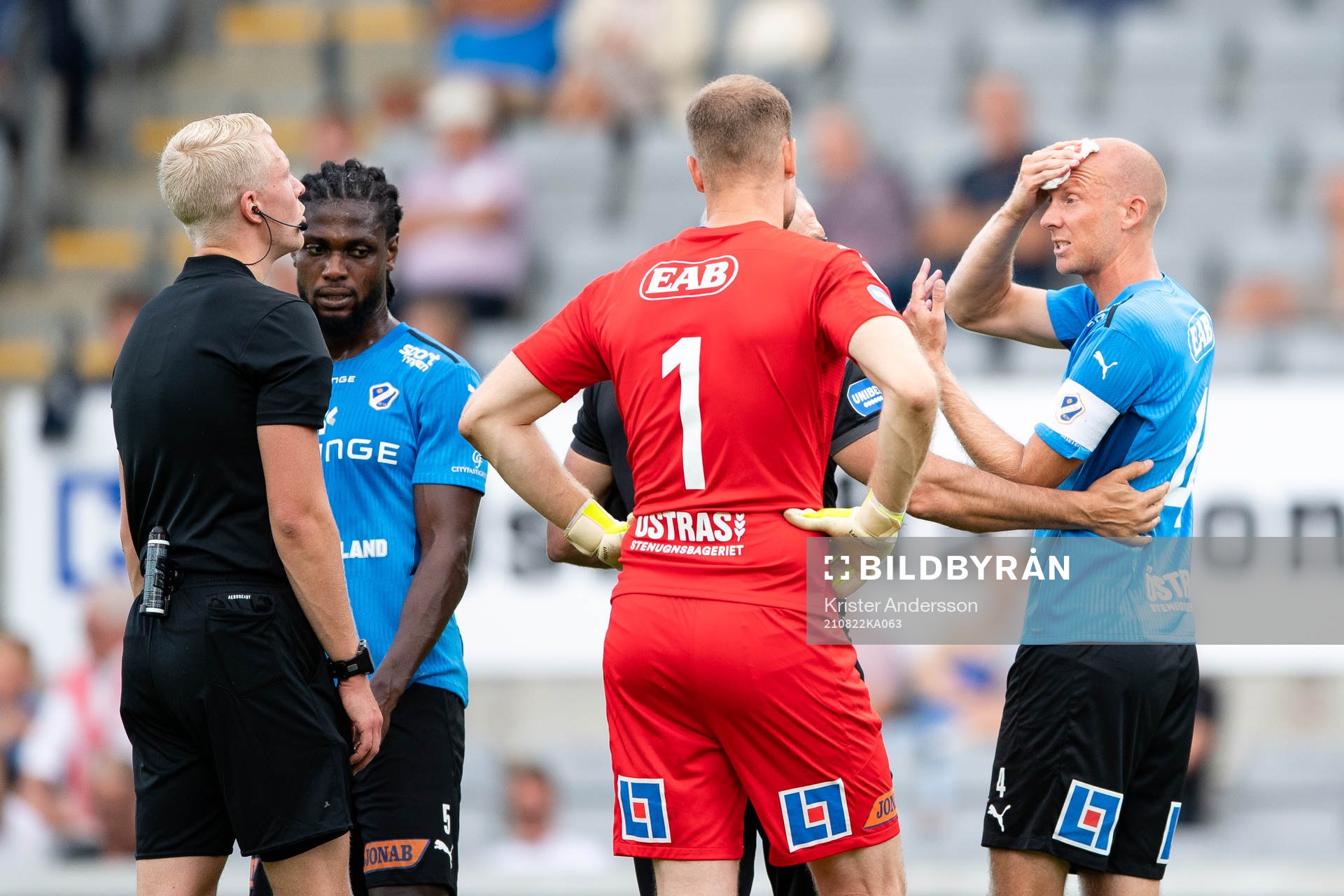 Halmstads Andreas Johansson blöder från huvudet