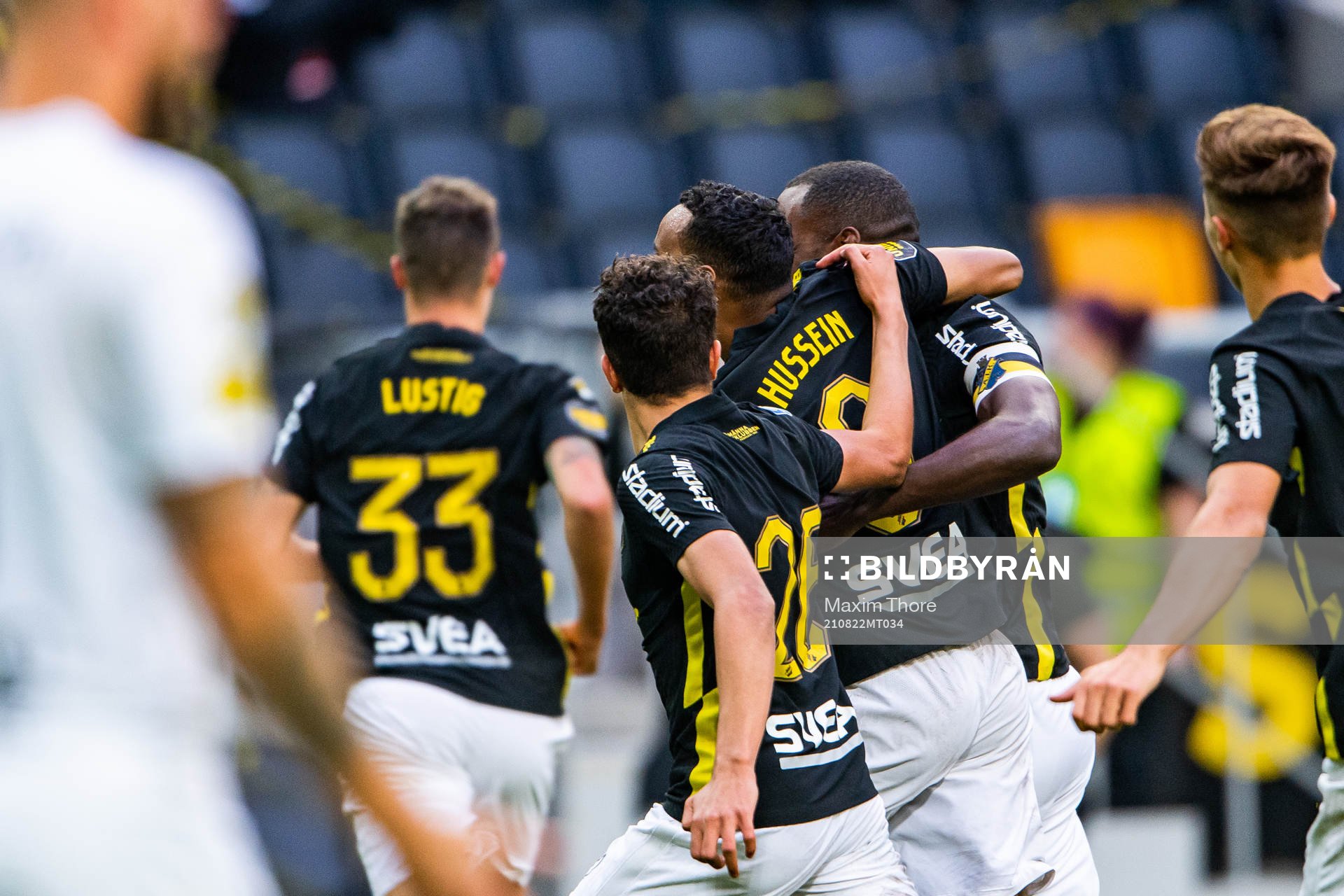 s Bilal Hussein jublar med lagkamrater