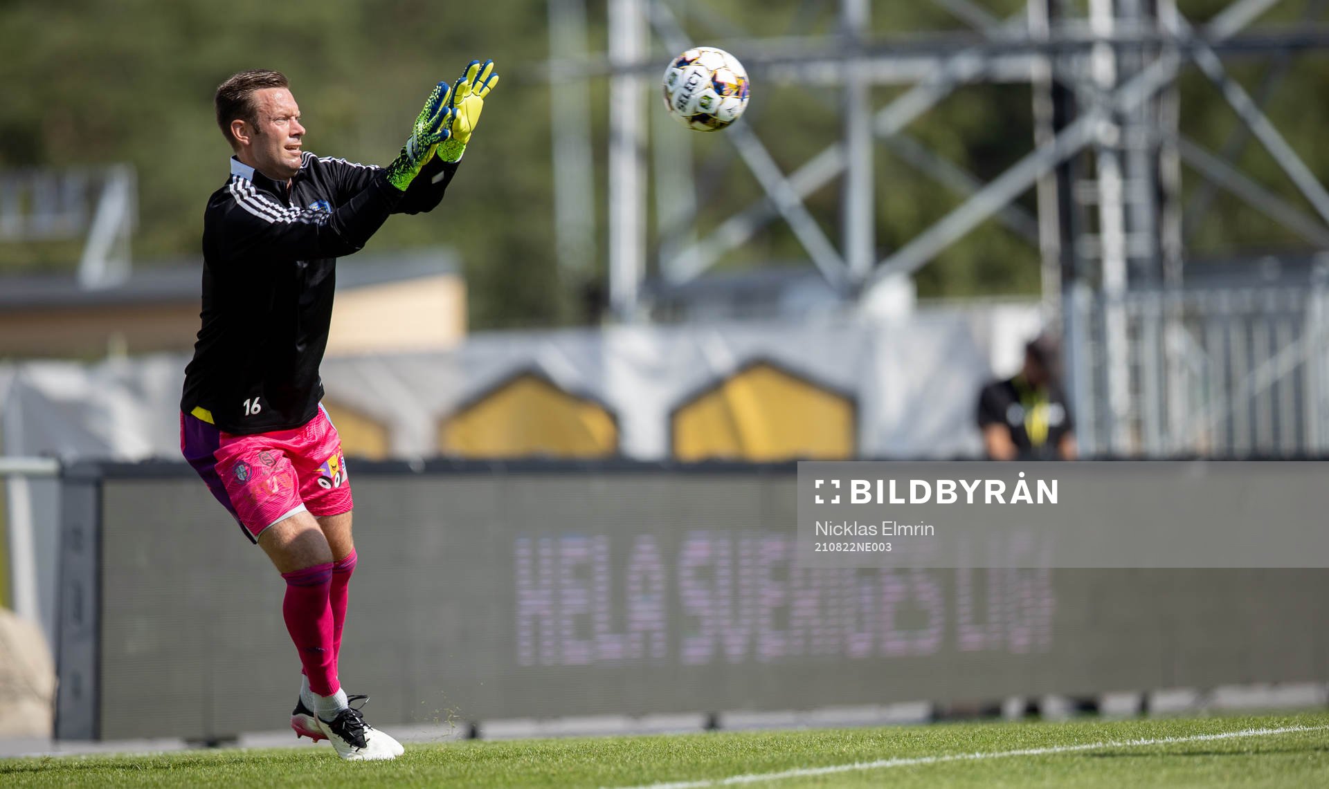 Falkenbergs målvakt Viktor Noring innanfotbollsmatchen i