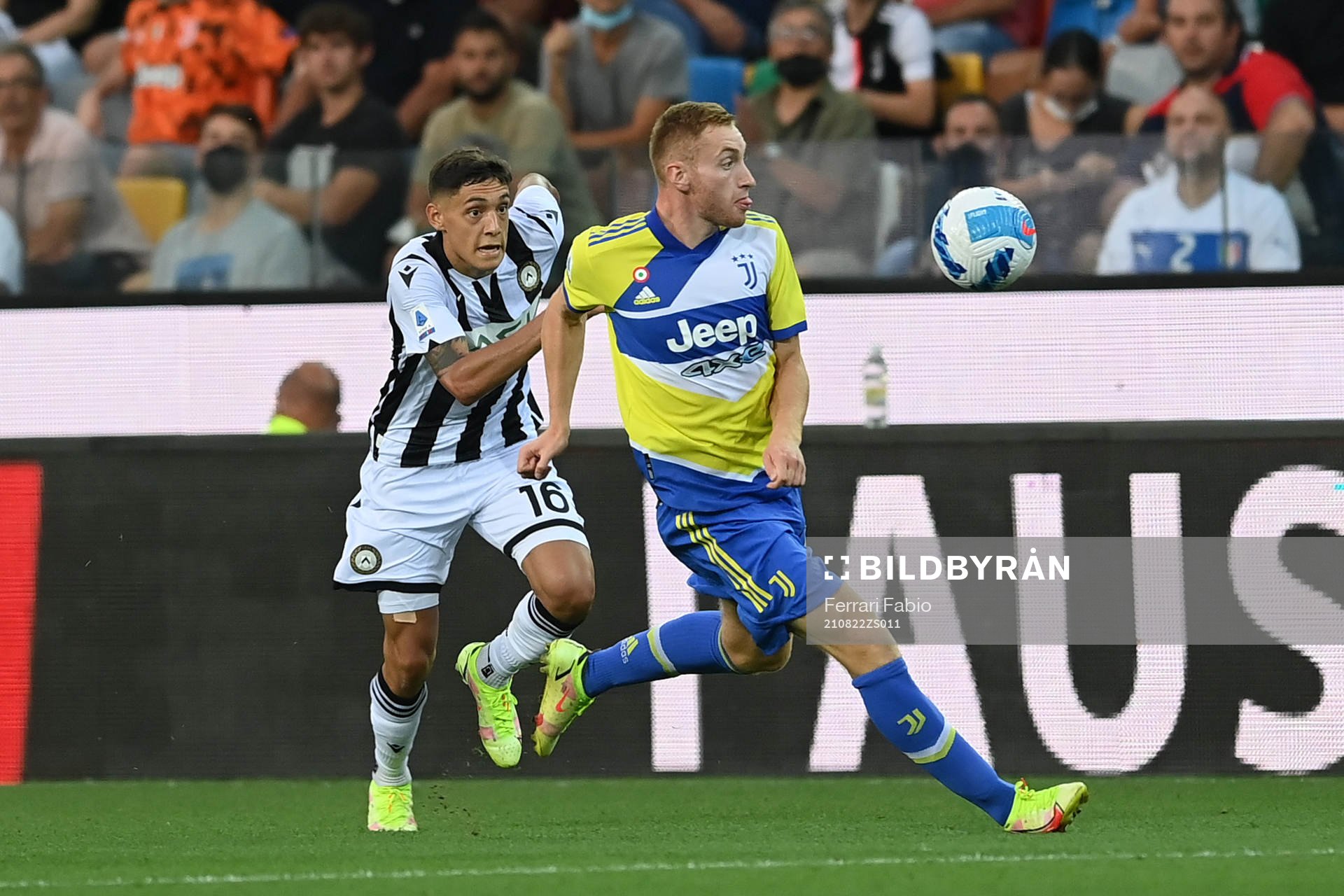 Nahuel Molina of Udinese and Dejan Kulusevski of Juventus