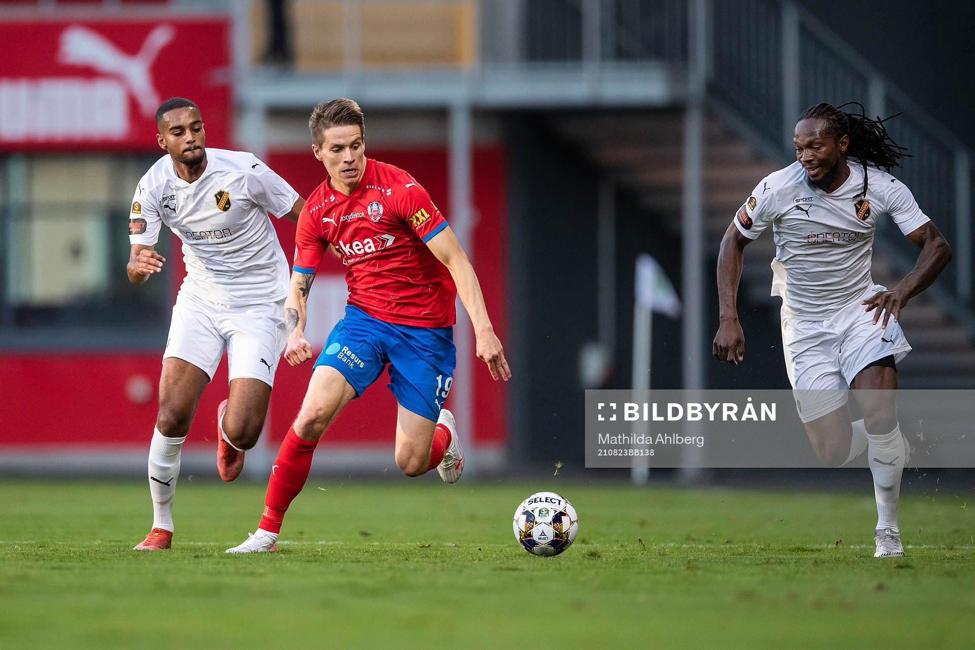Vasalunds Alexander Andue och Kebba Ceesay mot Helsingborgs