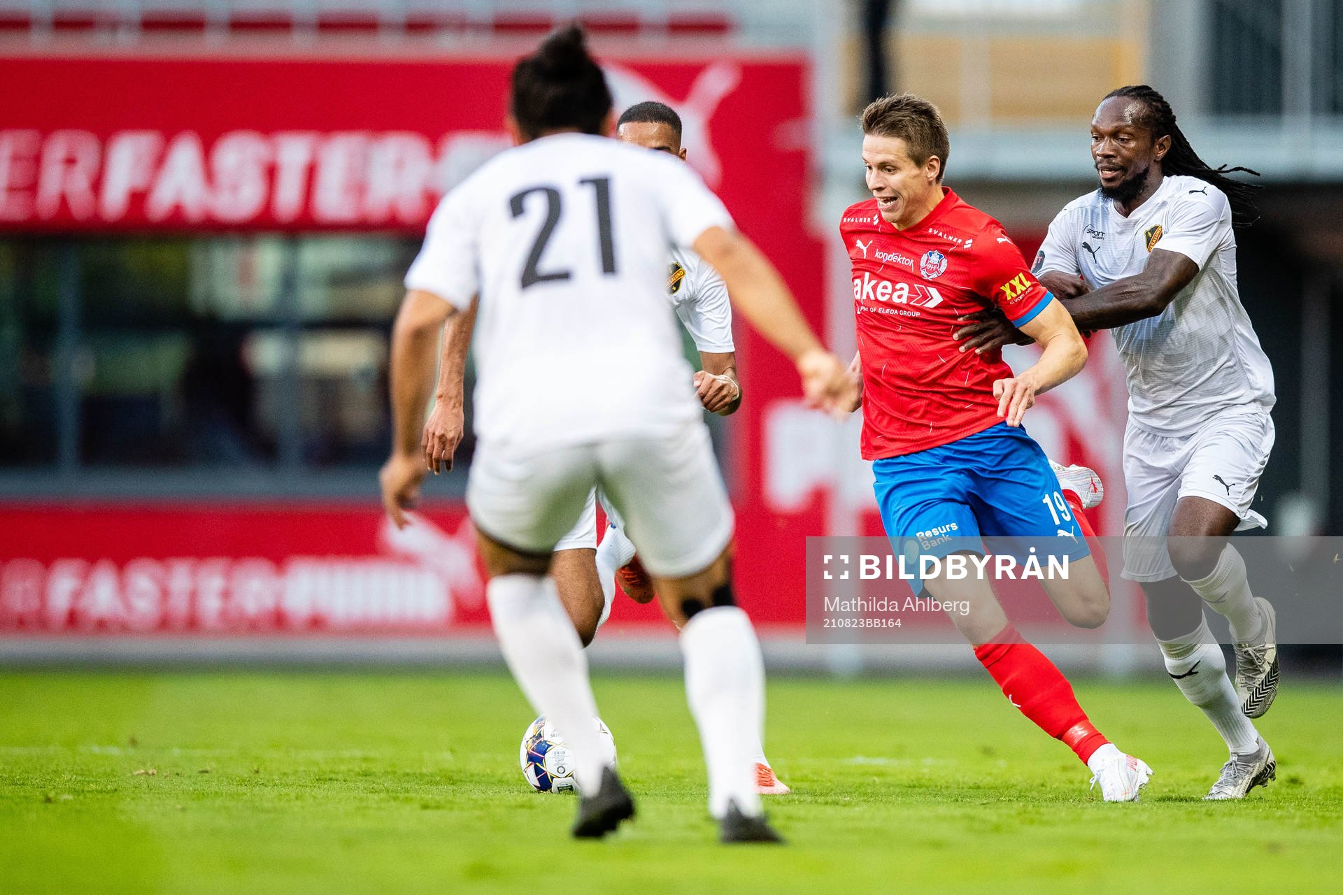 Helsingborgs Bödvar Bödvarsson och Vasalunds Kebba Ceesay under fotbollsmatchen i Superettan mellan Helsingborg och Vasalund den 23 augusti 2021 i Helsingborg.