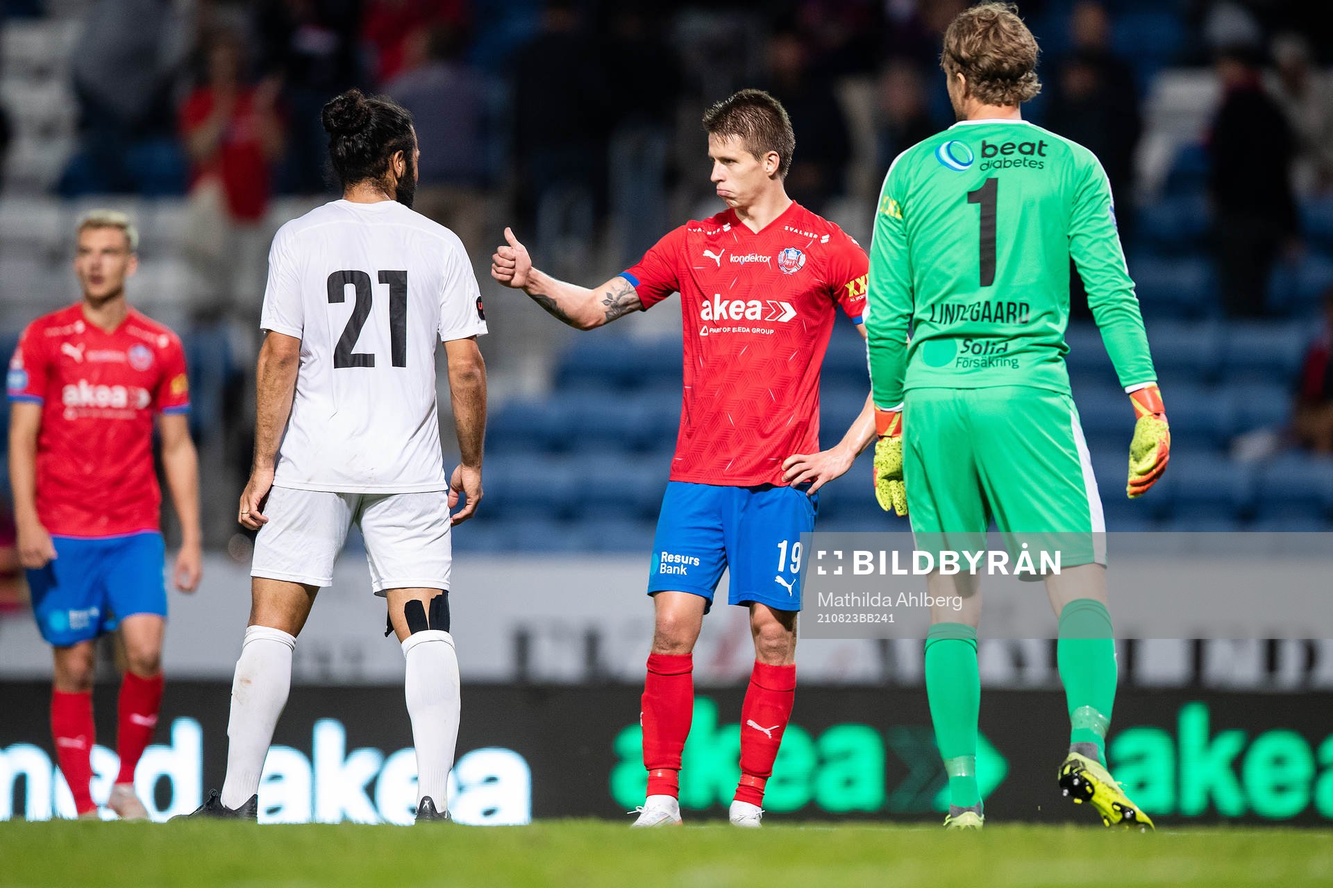 Helsingborgs Bödvar Bödvarsson och Vasalunds Peshraw Azizi efter fotbollsmatchen i Superettan mellan Helsingborg och Vasalund den 23 augusti 2021 i Helsingborg.