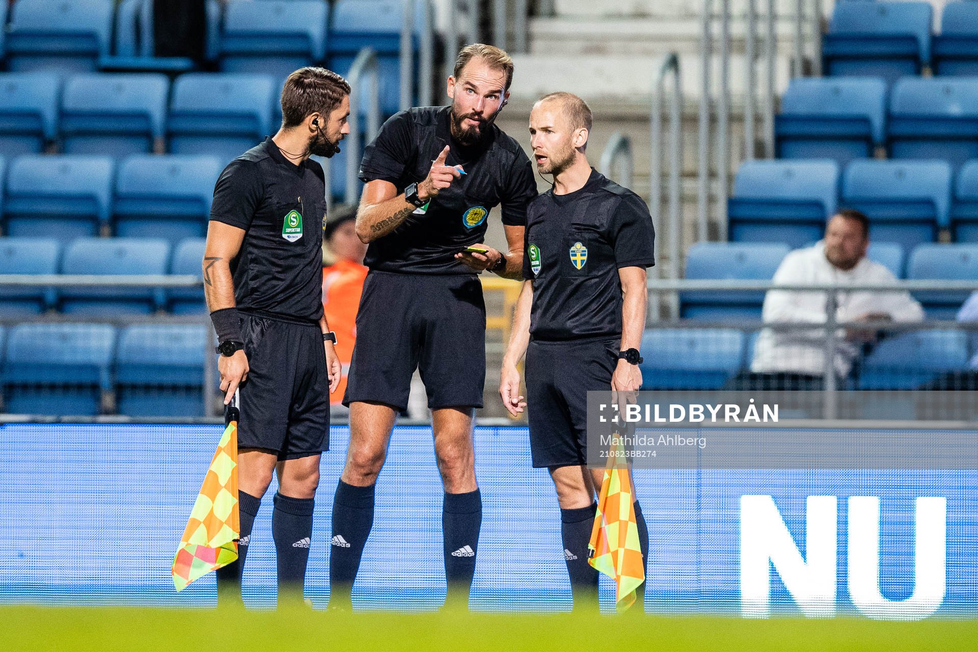 Domare Andreas Dufva-Johansson tillsammans med assisterande domare Luke Kychyku och assisterande domare Joakim Wik under fotbollsmatchen i Superettan mellan Helsingborg och Vasalund den 23 augusti 2021 i Helsingborg.