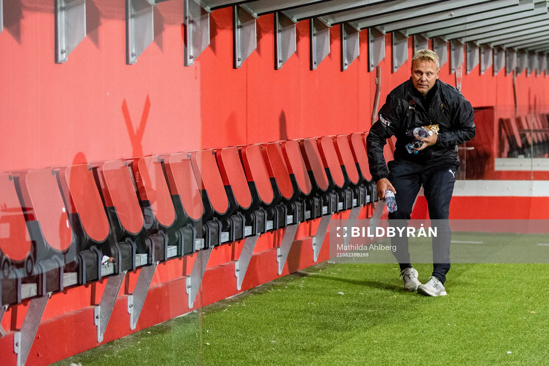 Vasalunds tränare Roberth Björknesjö städar upp i avbytarbåset efter fotbollsmatchen i Superettan mellan Helsingborg och Vasalund den 23 augusti 2021 i Helsingborg.